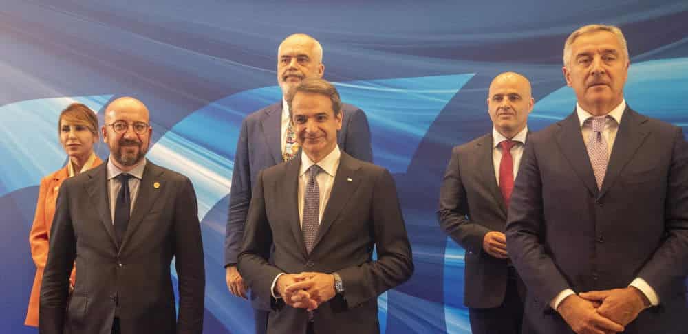 Ο Έλληνας πρωθυπουργός, Κυριάκος Μητσοτάκης, πλάι στον πρόεδρο του Ευρωπαϊκού Συμβουλίου, Σαρλ Μισέλ