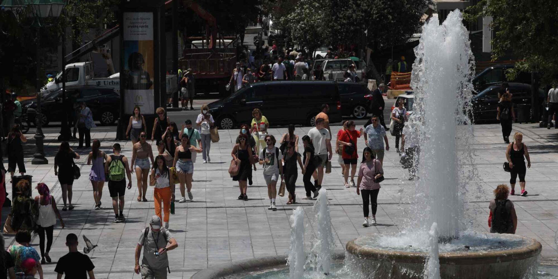 Πολίτες στο συντριβάνι στην Πλατεία Συντάγματος
