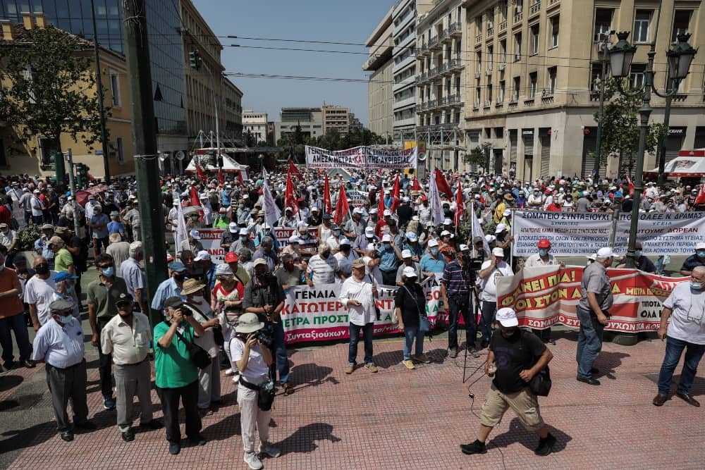 Οι συνταξιούχοι πραγματοποιούν πορεία στην Αθήνα