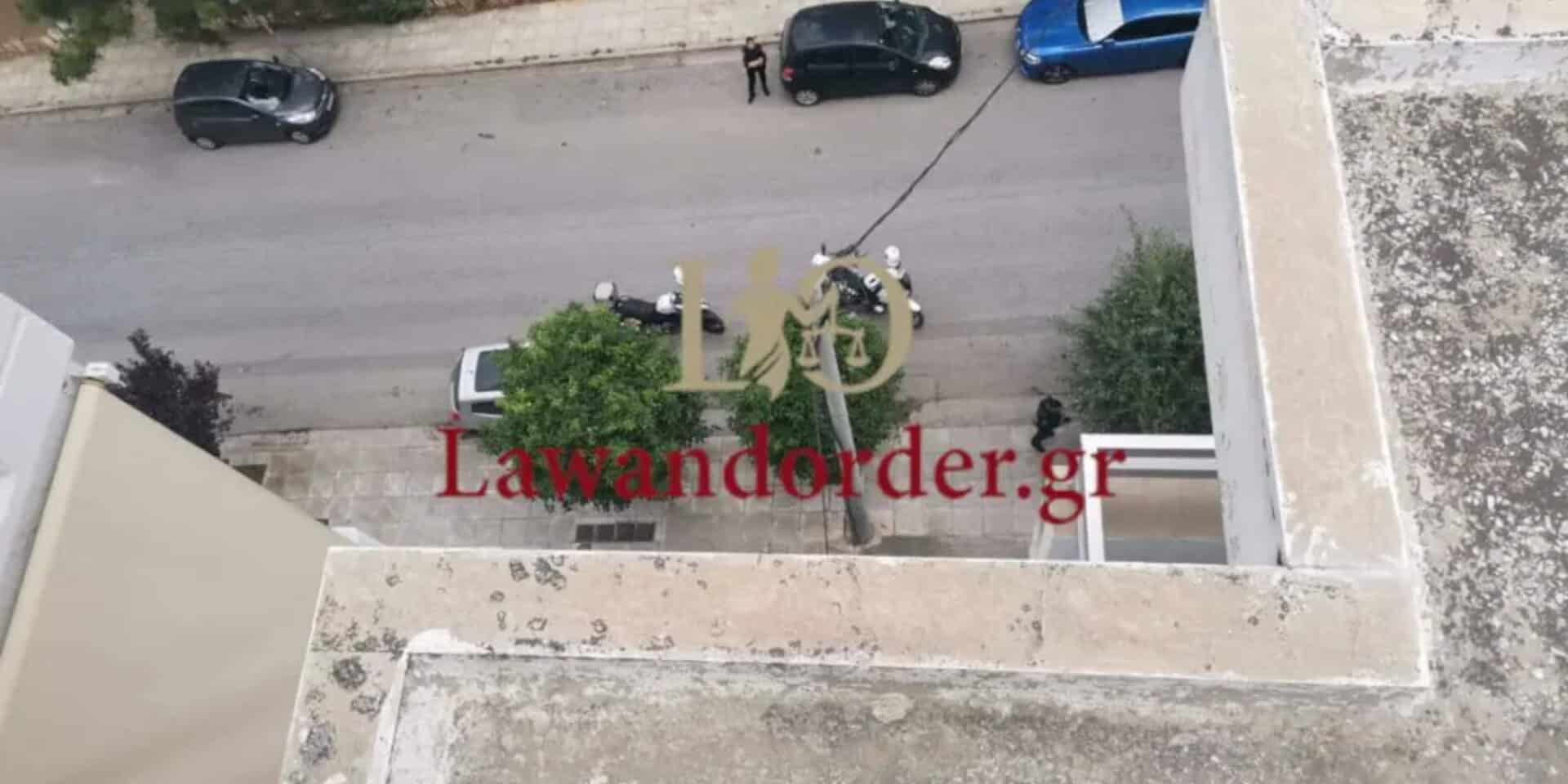 Εικόνα από το κτίριο όπου ανέβηκε άνδρας στη Νέα Σμύρνη