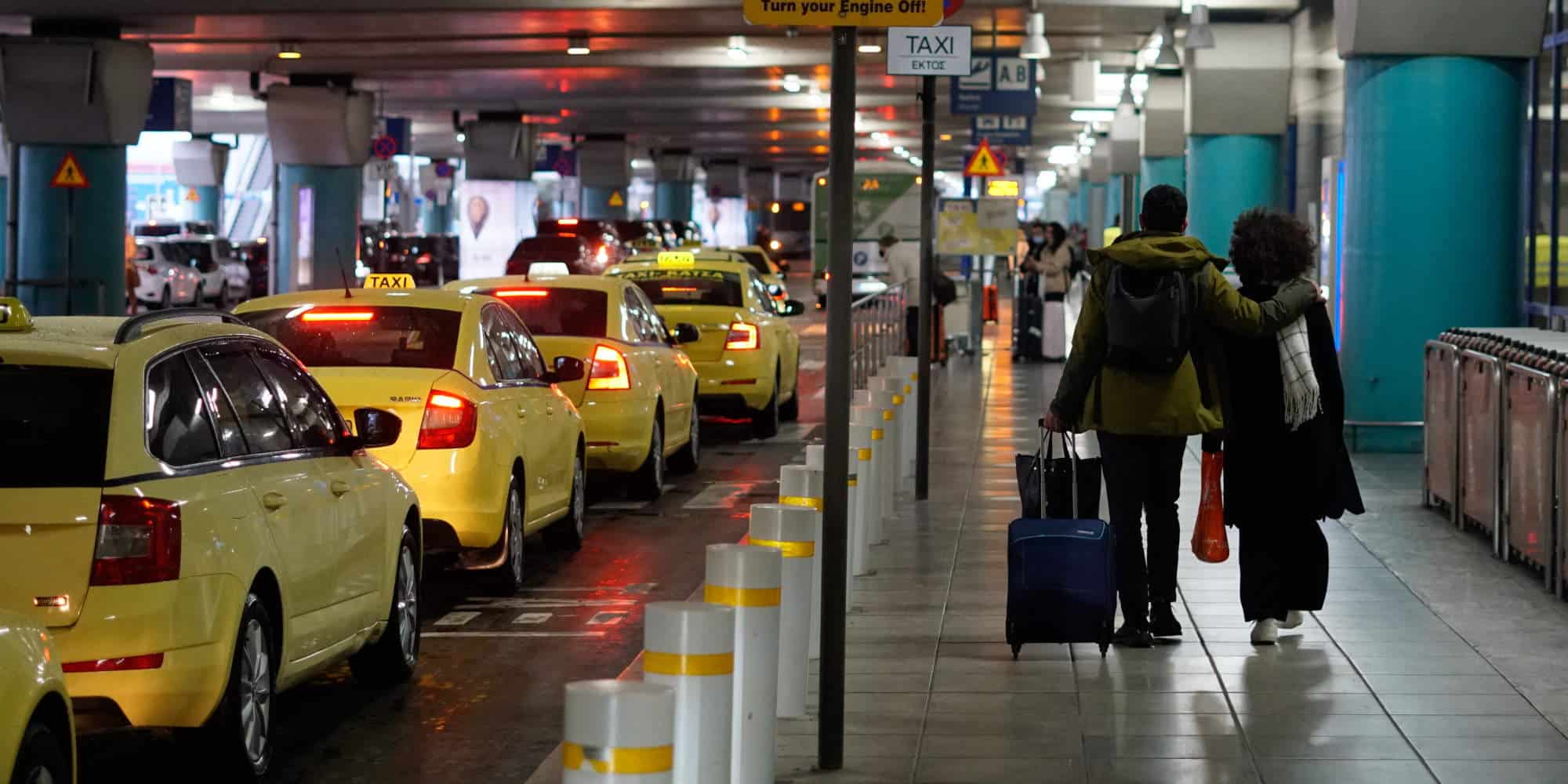 Ταξί στις αφίξεις του αεροδρομίου Αθηνών «Ελευθέριος Βενιζέλος»