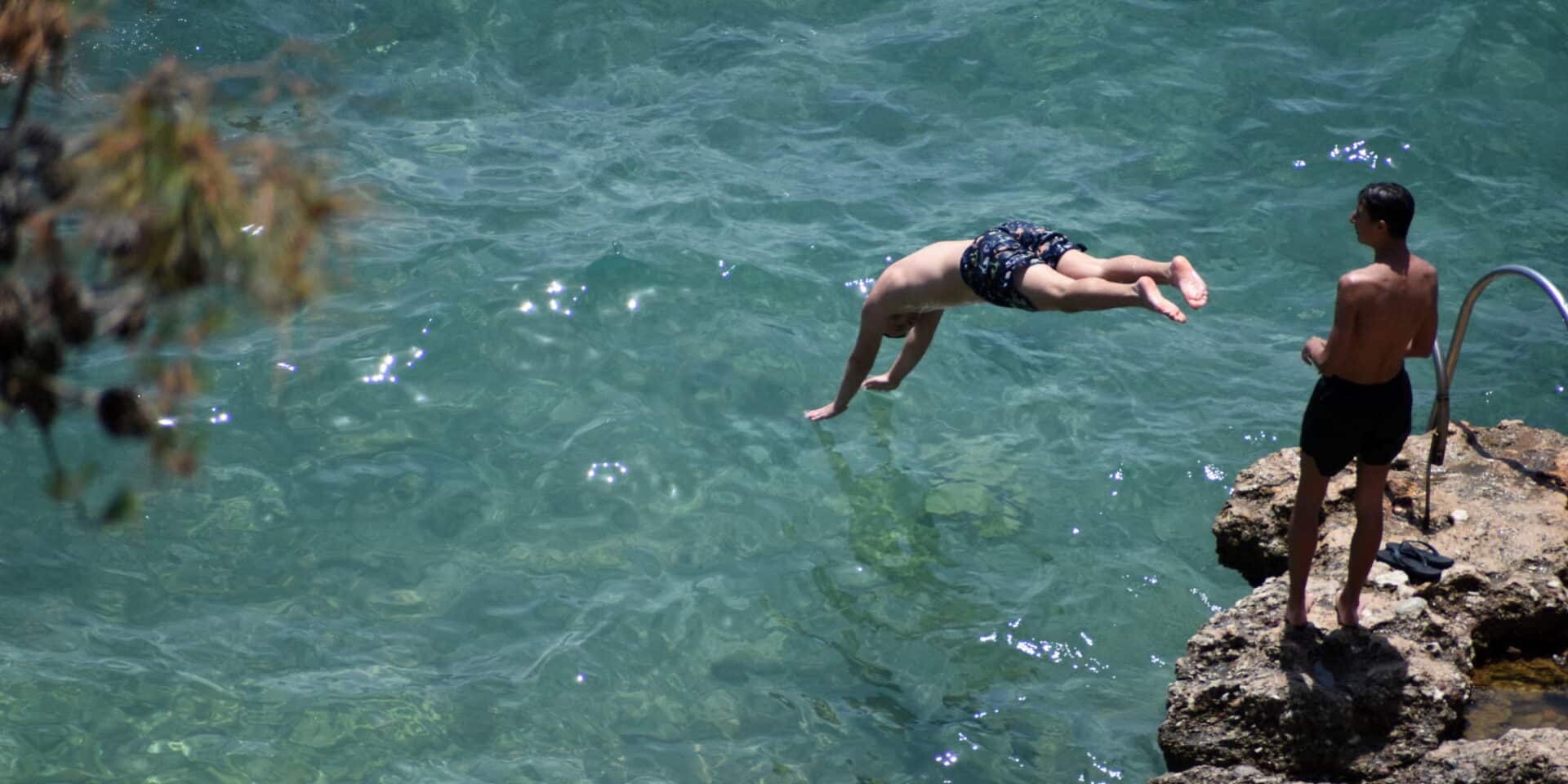 Καλοκαιρινός καιρός για βουτιές στη θάλασσα