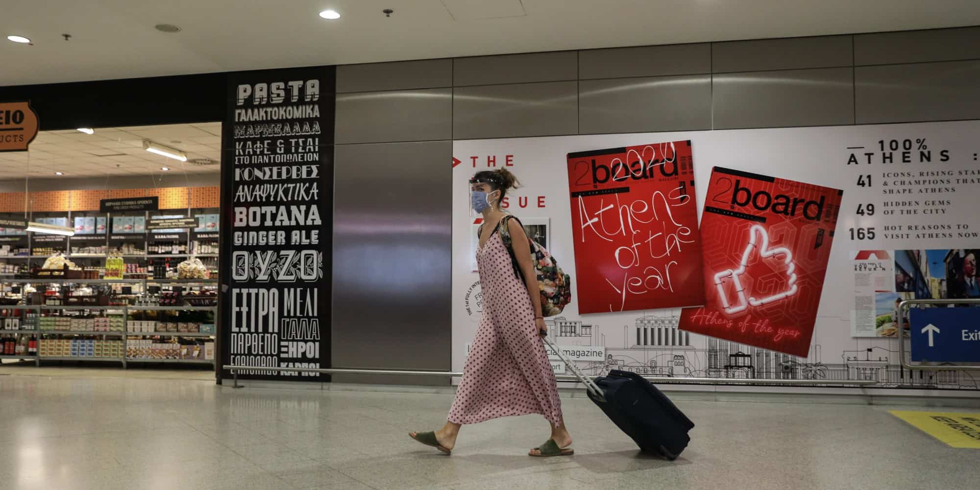 Μία γυναίκα με τη βαλίτσα της στο αεροδρόμιο «Ελ. Βενιζέλος»