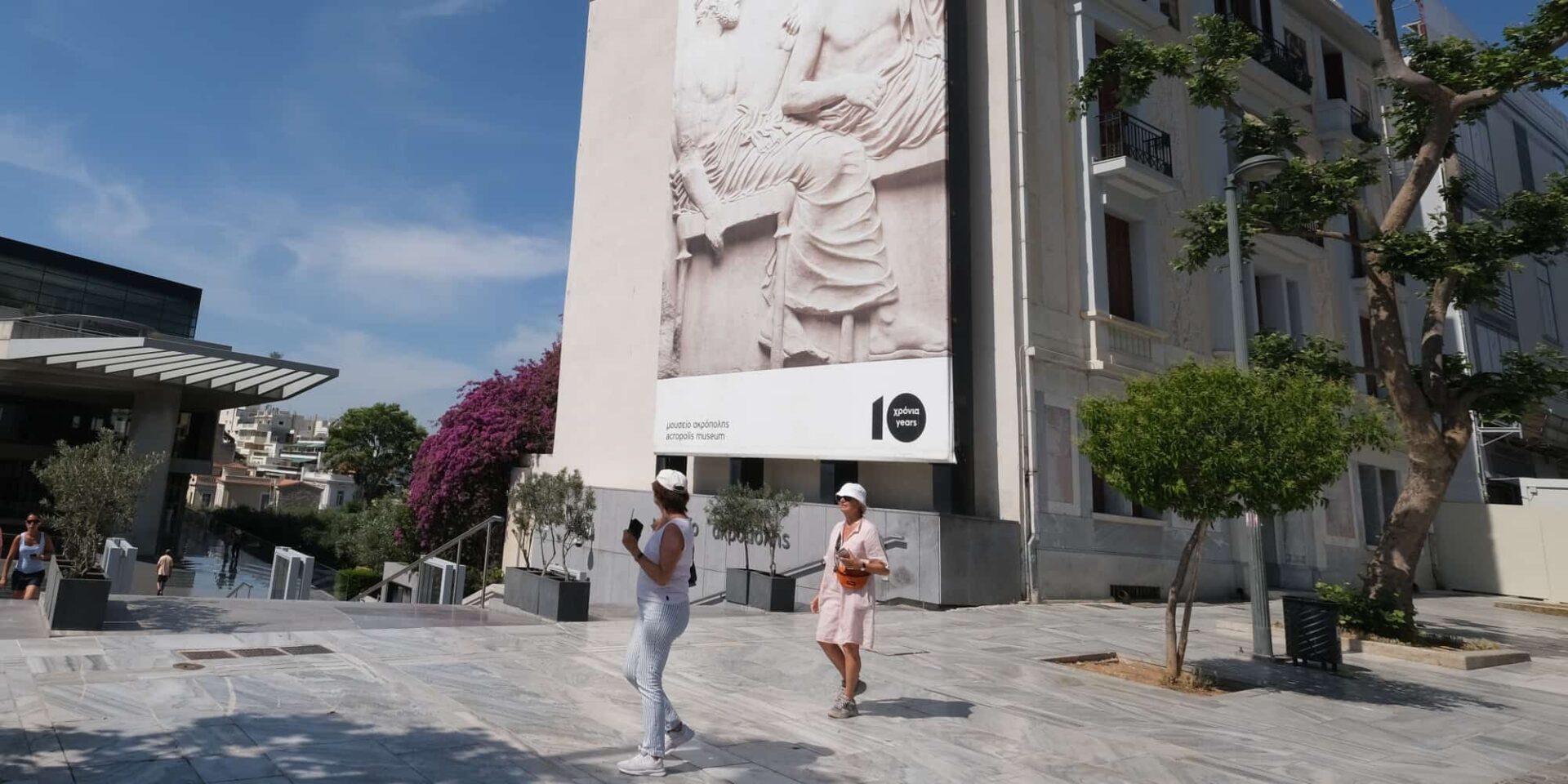 Τουρίστες έξω από το μουσείο της Ακρόπολης