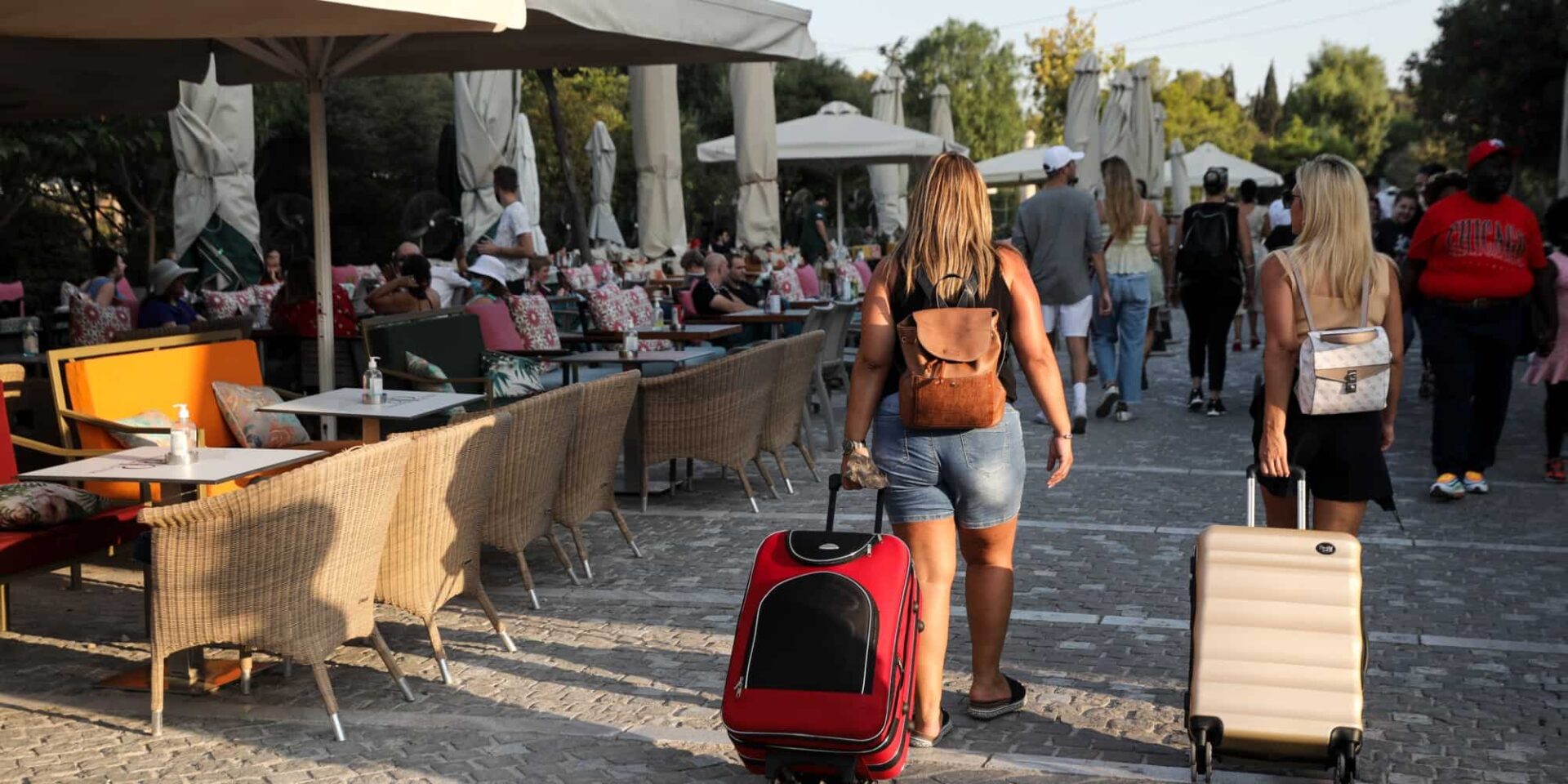 Τουρίστριες δίπλα σε μαγαζί εστίασης στην Αθήνα