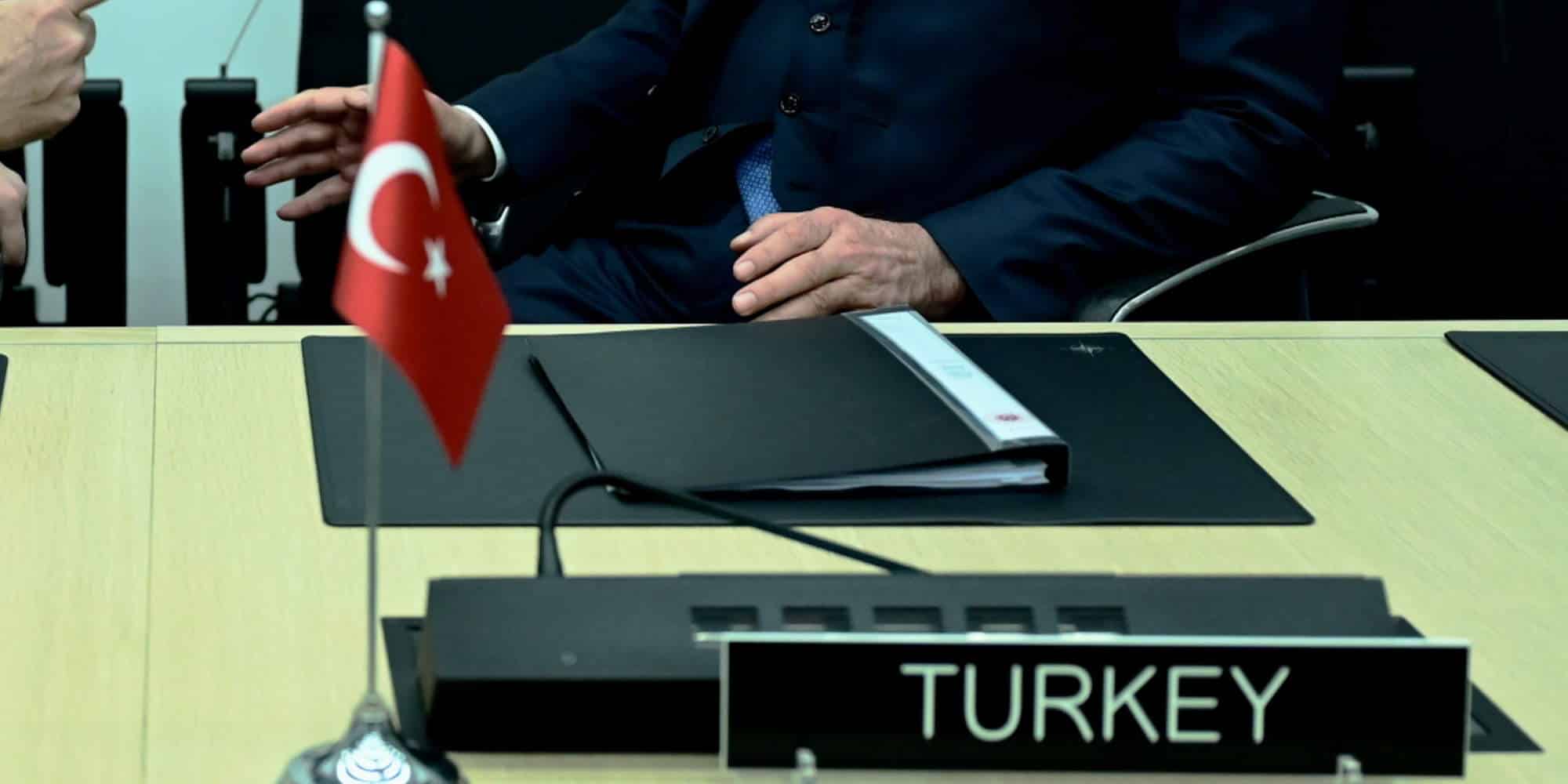 Σημαιάκι στα χρώματα της Τουρκίας και ταμπελάκι που αναγράφει Τουρκία