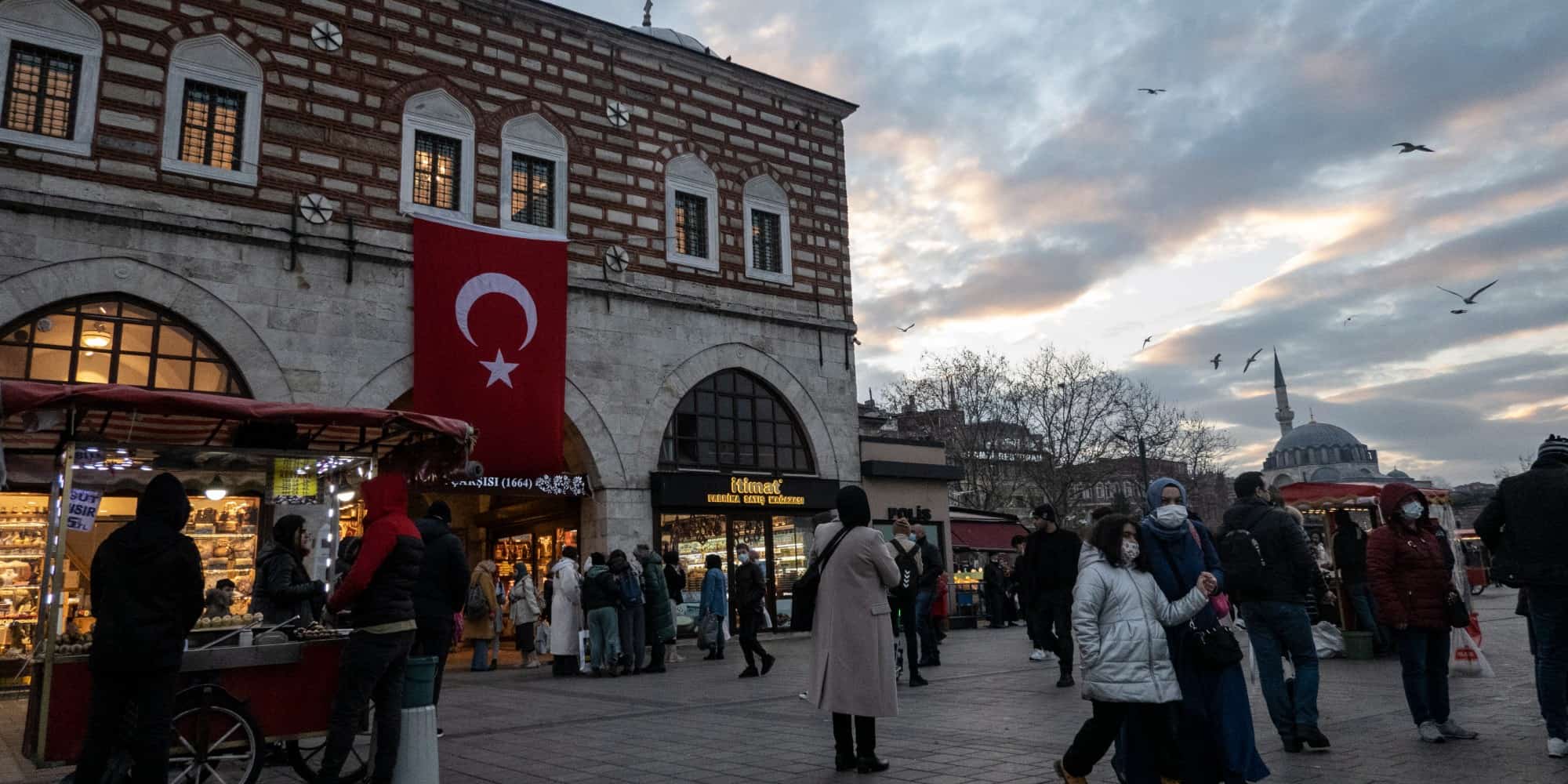Άνθρωποι περπατάνε στην Κωνσταντινούπολη στην Τουρκία