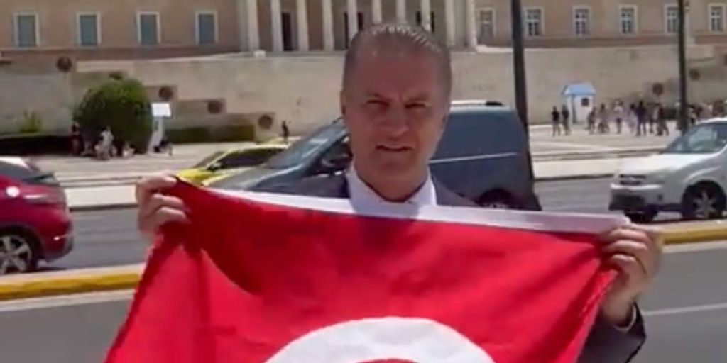 Τούρκος πολιτικός ήρθε στην Αθήνα και άνοιξε την τουρκική σημαία μπροστά από τη Βουλή