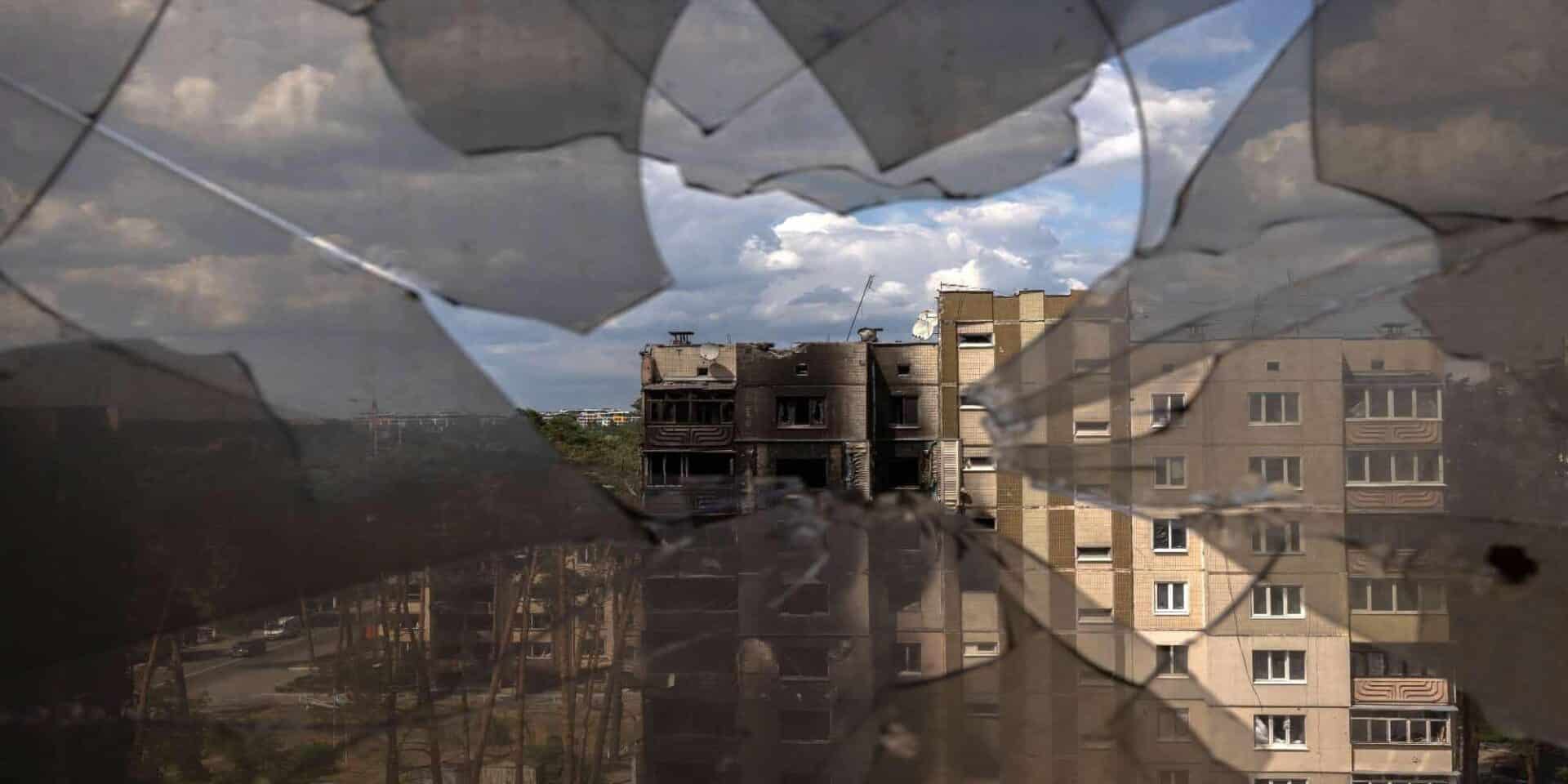 Κατεστραμμένα κτίρια μέσα από σπασμένα τζάμια