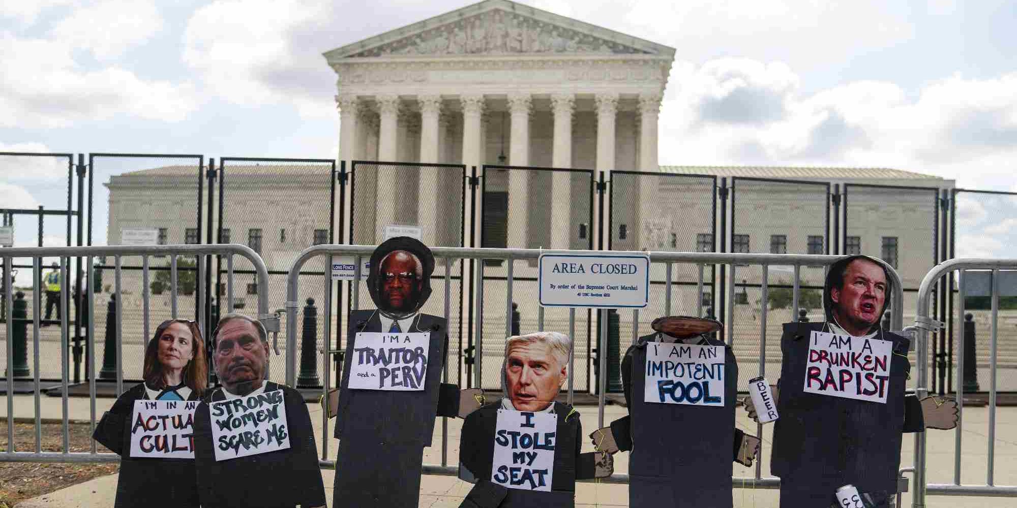 Διαμαρτυρία ακτιβιστών με πλακάτ δικαστών έξω από το Ανώτατο Δικαστήριο στην Ουάσιγκτον, ΗΠΑ, για τις αμβλώσεις