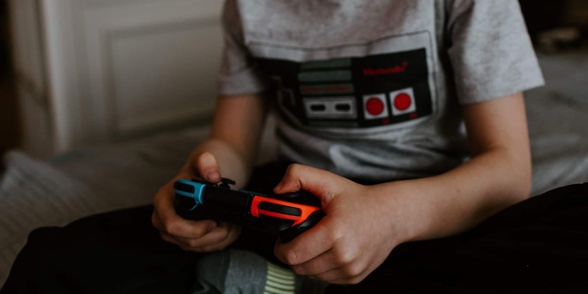 Παιδί που παίζει video games
