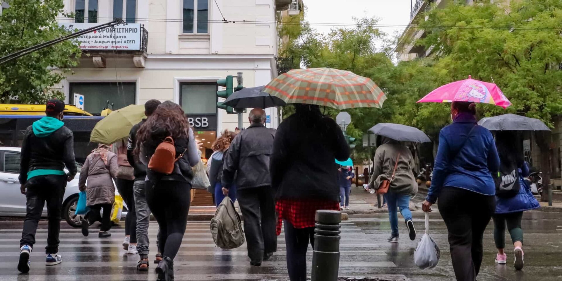 Κόσμος στη βροχή