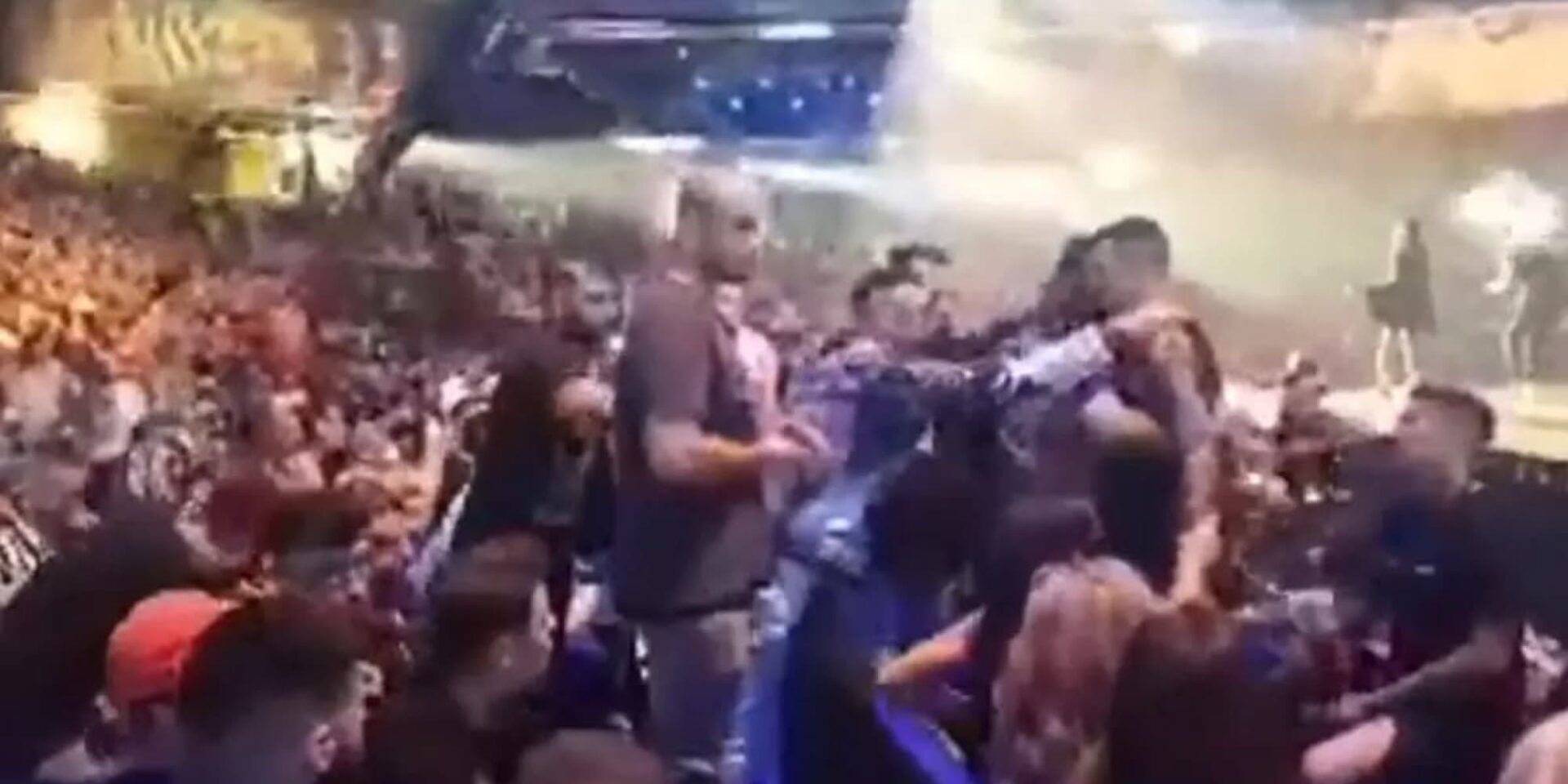 Ξύλο στα MAD VMA