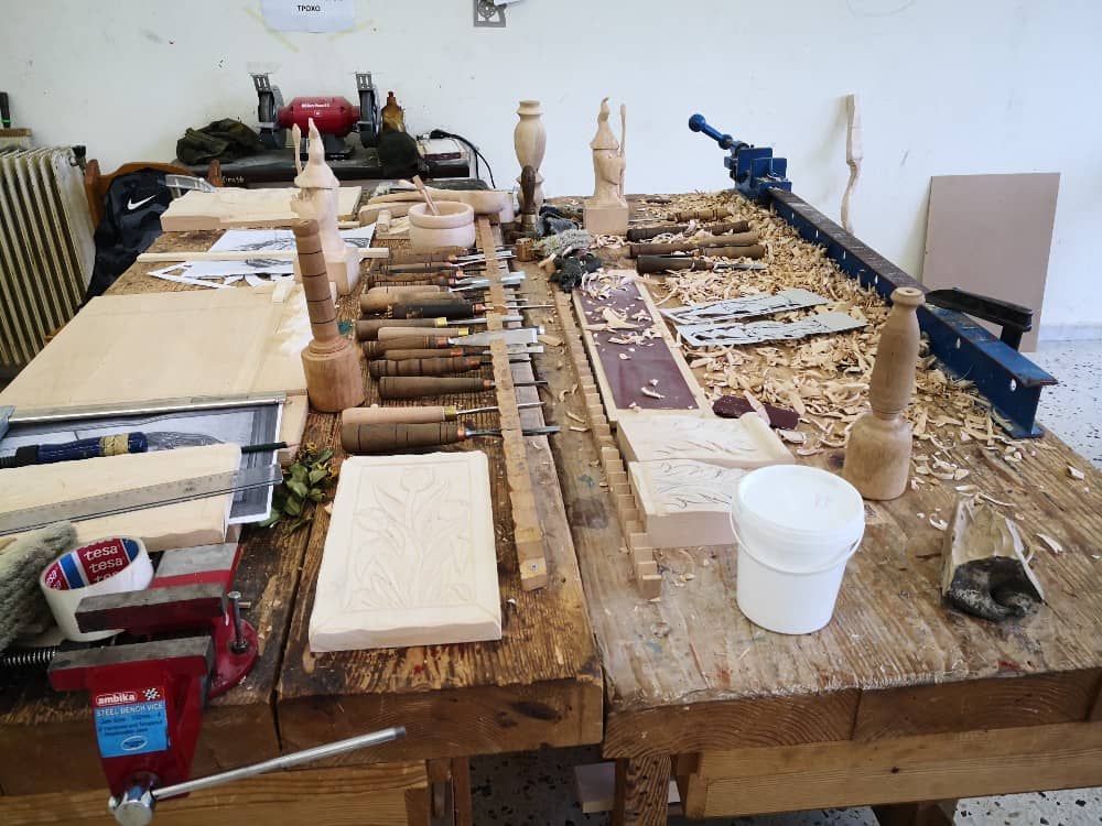 Σπουδαστές διδάσκονται ξυλογλυπτική τέχνη στη Σχολή Καλαμπάκας