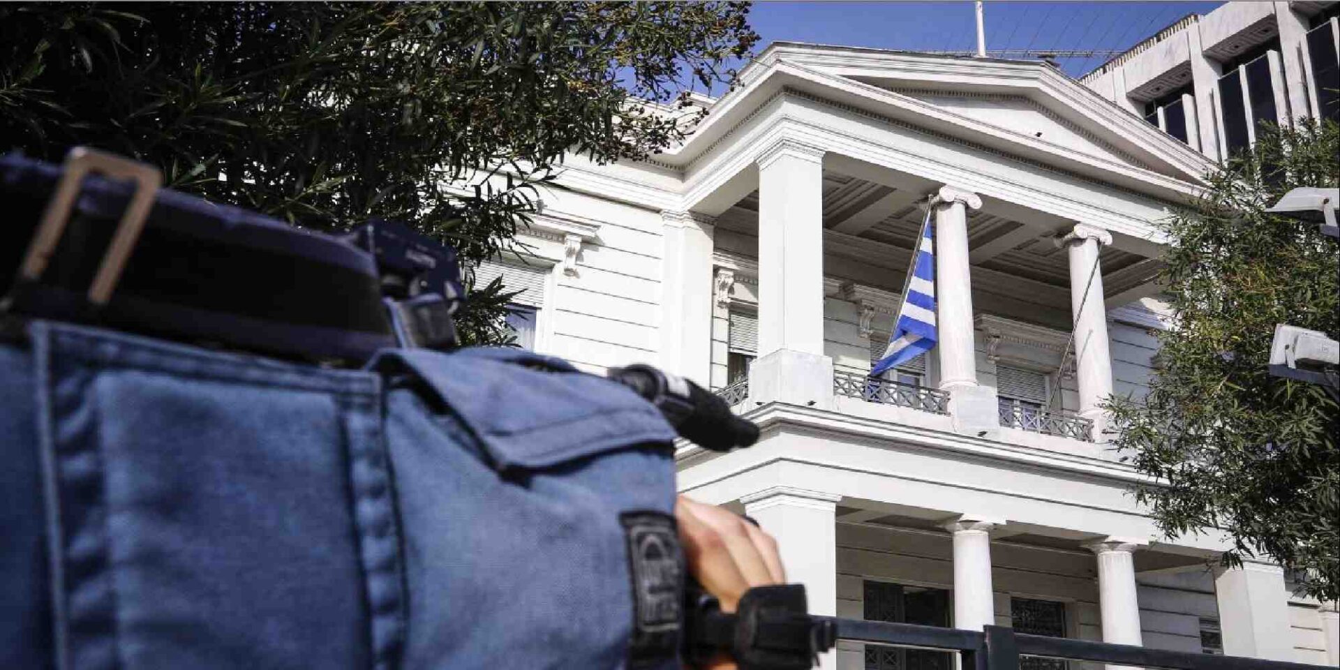 Κάμεραμαν έξω από το Υπουργείο Εξωτερικών