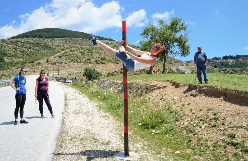 Η τουρίστρια που έκανε pole dancing στην Ελασσόνα