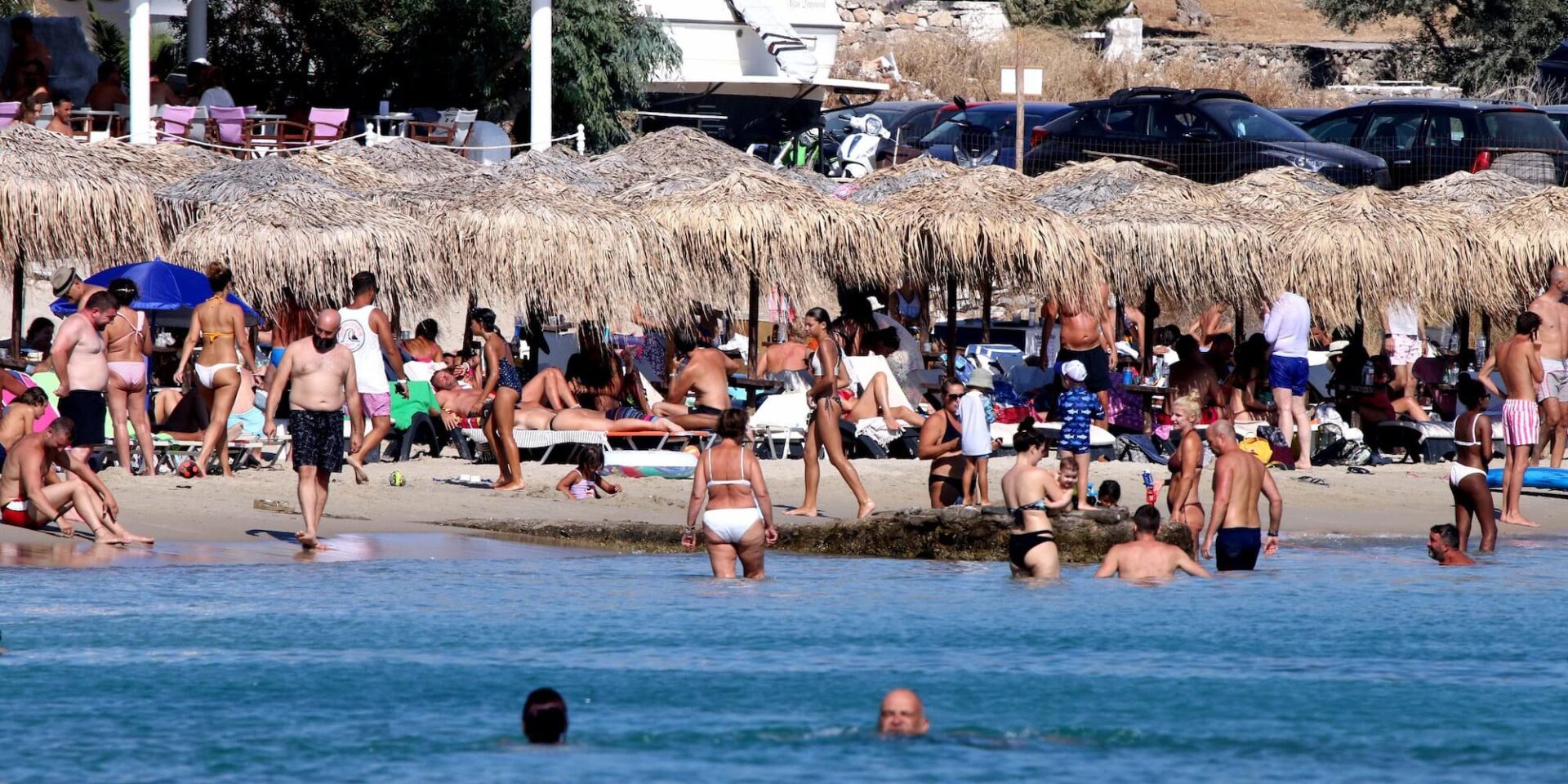 «Βουλιάζει» από επισκέπτες η Πάρος
