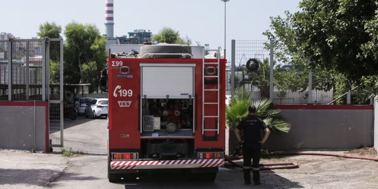 Μεγάλη φωτιά σε πολυκατοικία στο κέντρο του Πειραιά – Ανησυχία για εγκλωβισμένους! (βίντεο)