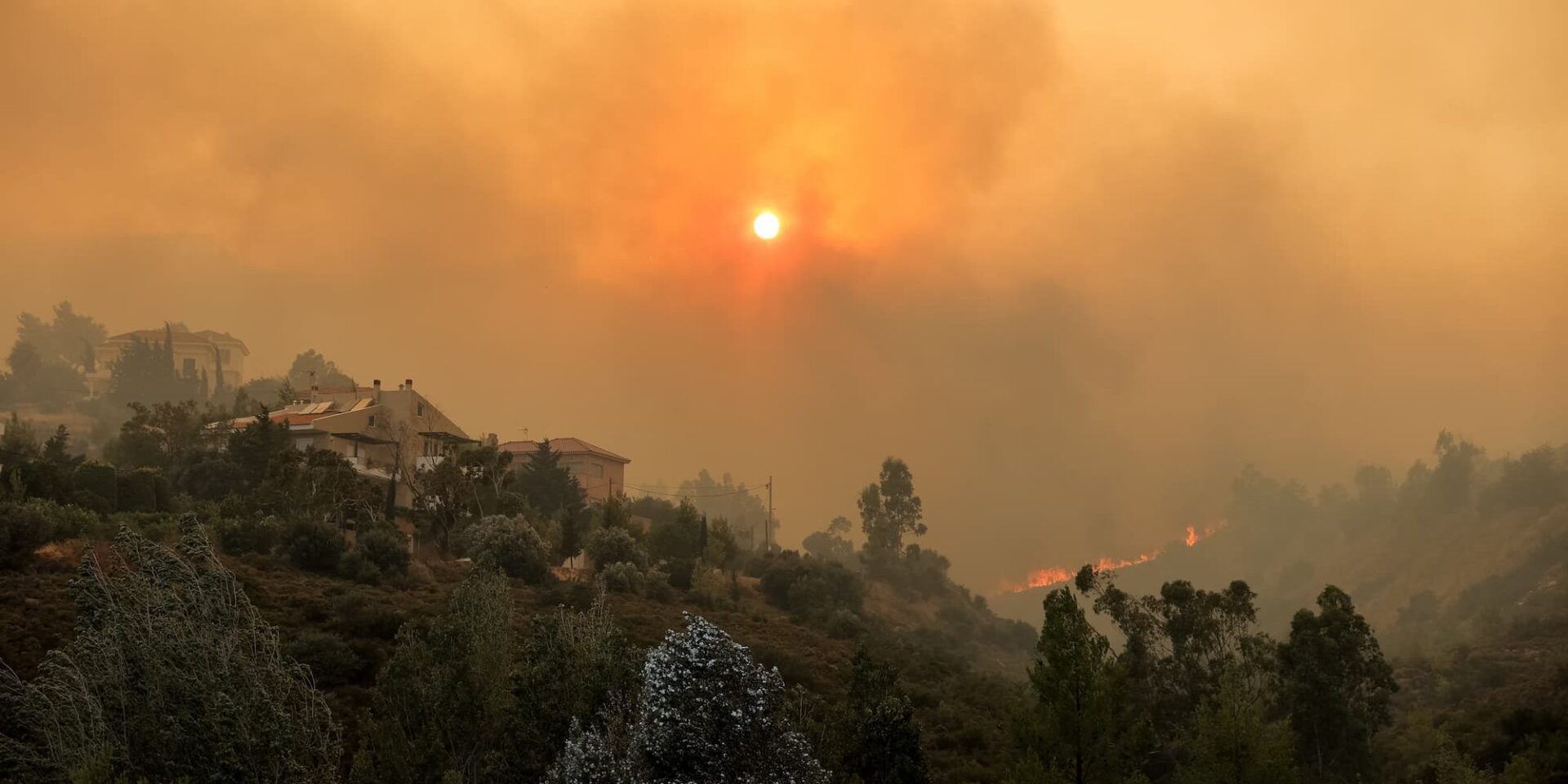 Σε σπίτια στο Ντράφι πλησιάζει η φωτιά στην Πεντέλη