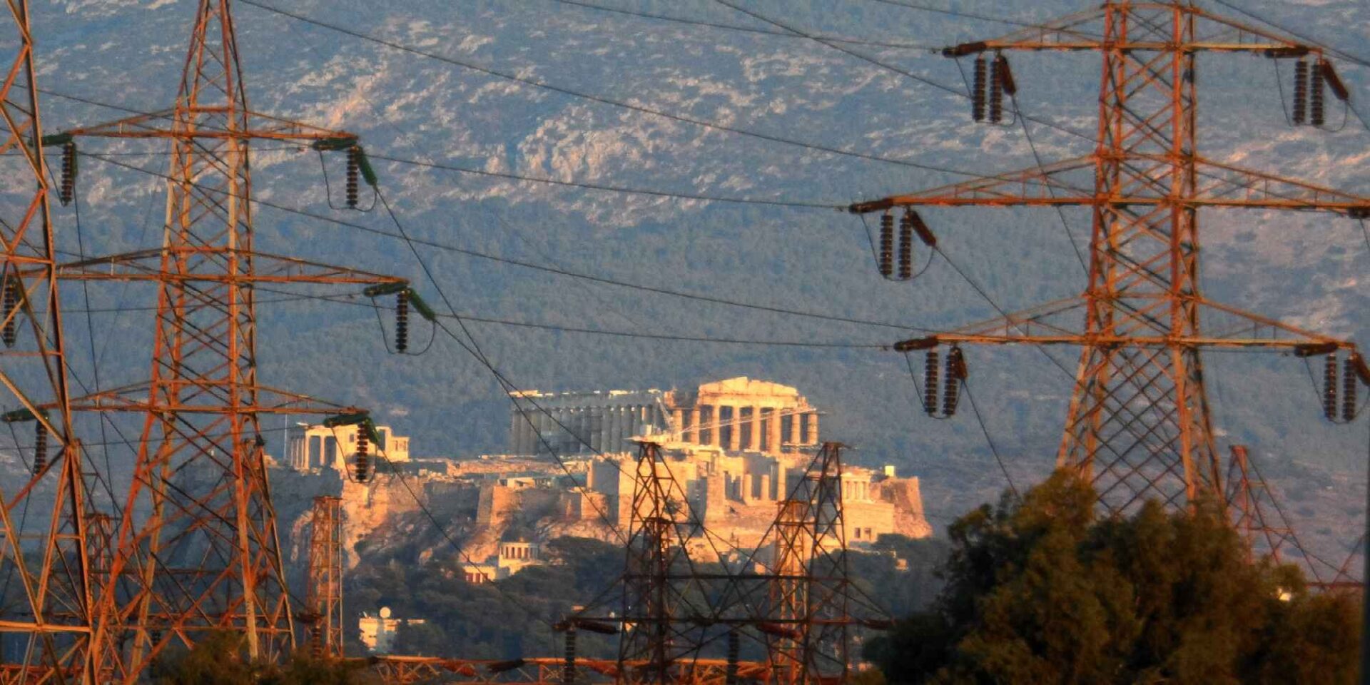 Πυλώνες ρεύματος και πίσω η Ακρόπολη
