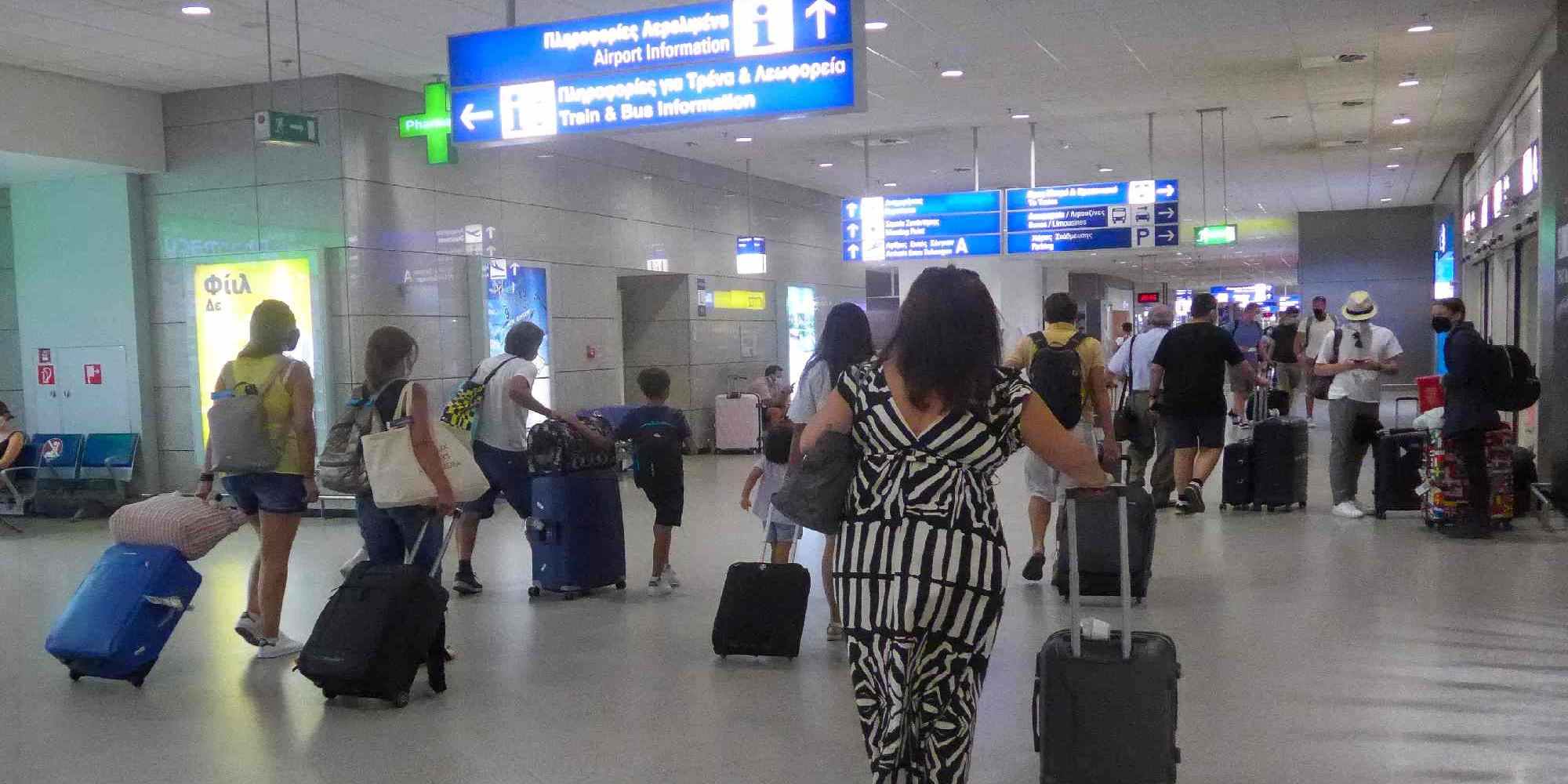 Ταξιδιώτες με βαλίτσες στο αεροδρόμιο «Ελ. Βενιζέλος» - τουρισμός