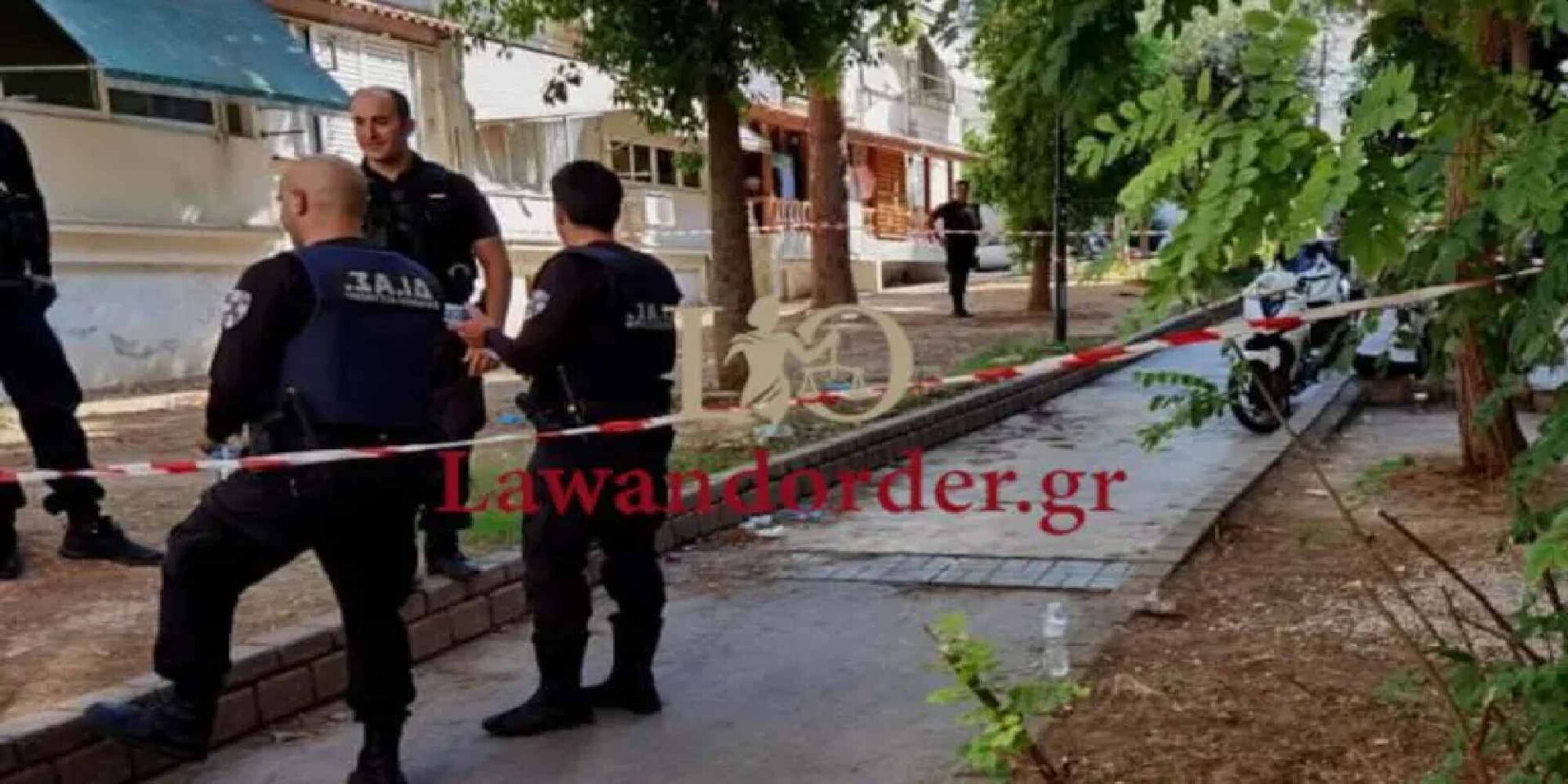 Αστυνομικοί στο σημείο που βρέθηκε βαριά τραυματισμένος ο 40χρονος στην Αγία Βαρβάρα