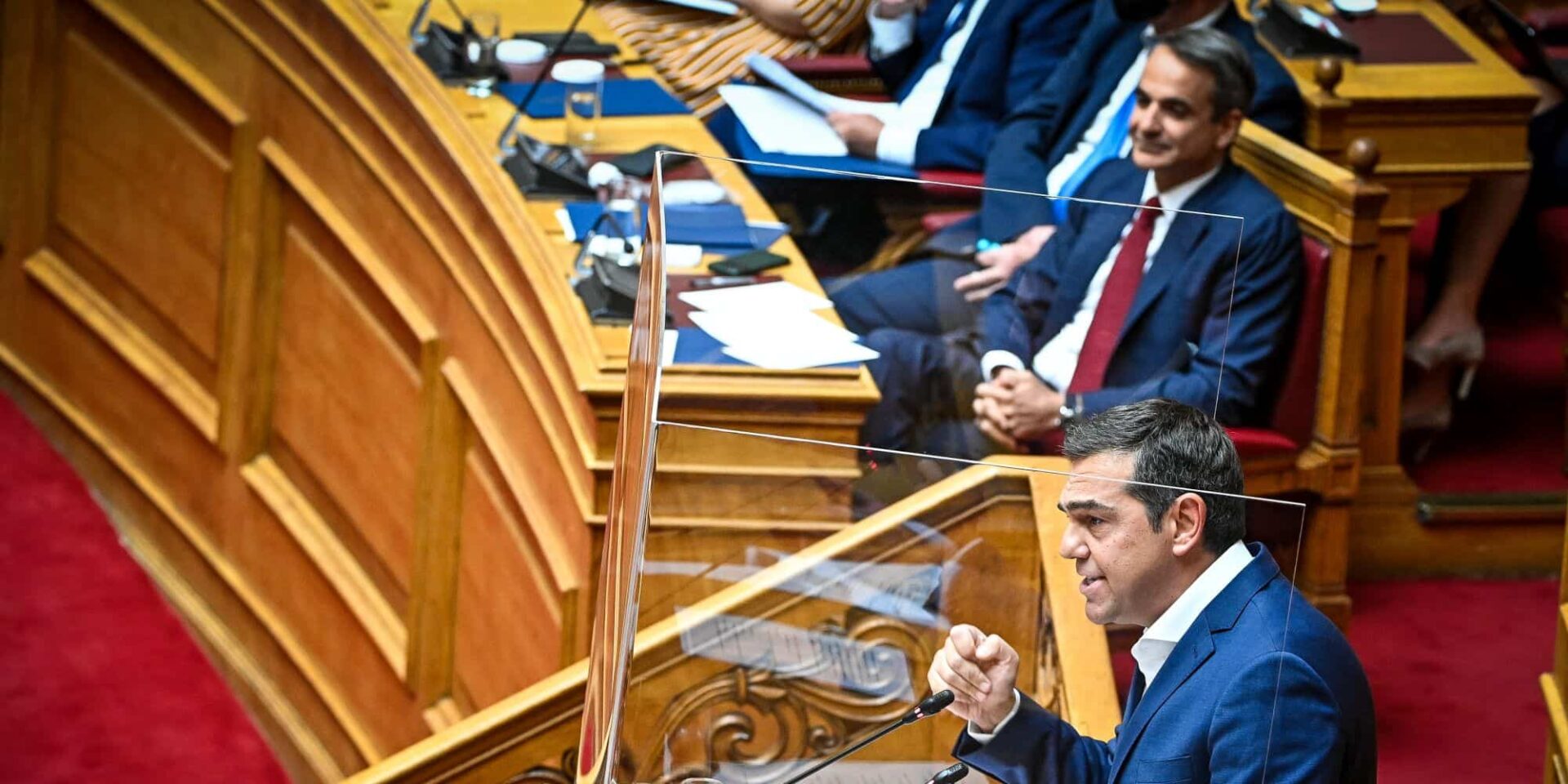 Αλέξης Τσίπρας και Κυριάκος Μητσοτάκης στην Ολομέλεια της Βουλής