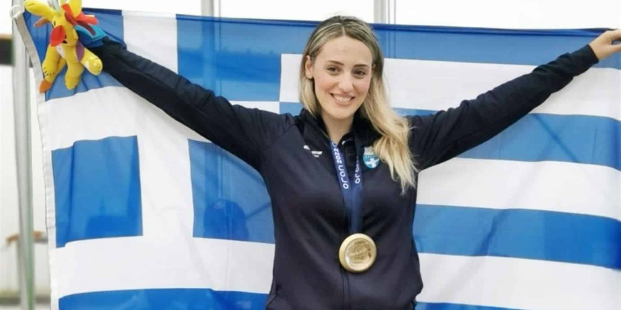 Η Άννα Κορακάκη με το μετάλλιο και την ελληνική σημαία