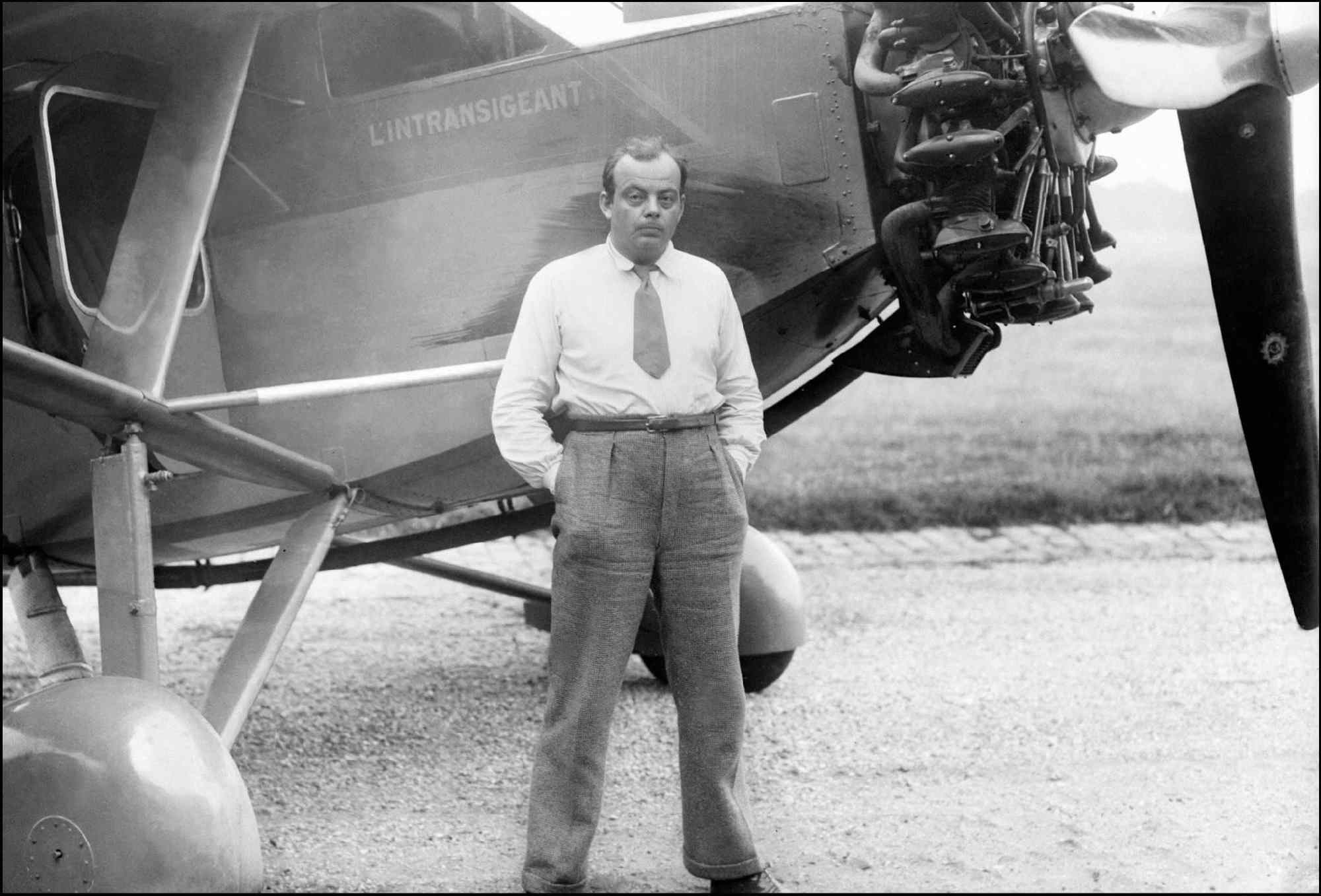 Ο Αντουάν ντε Σαιντ Εξυπερύ συγγραφέας του βιβλίου «Μικρός Πρίγκιπας» μπροστά στο μαχητικό αεροπλάνο