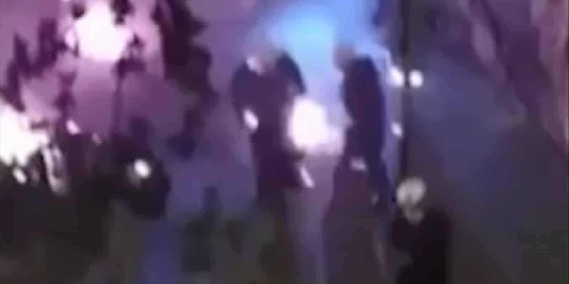 H στιγμή που αστυνομικός καίγεται από μολότοφ στα Εξάρχεια