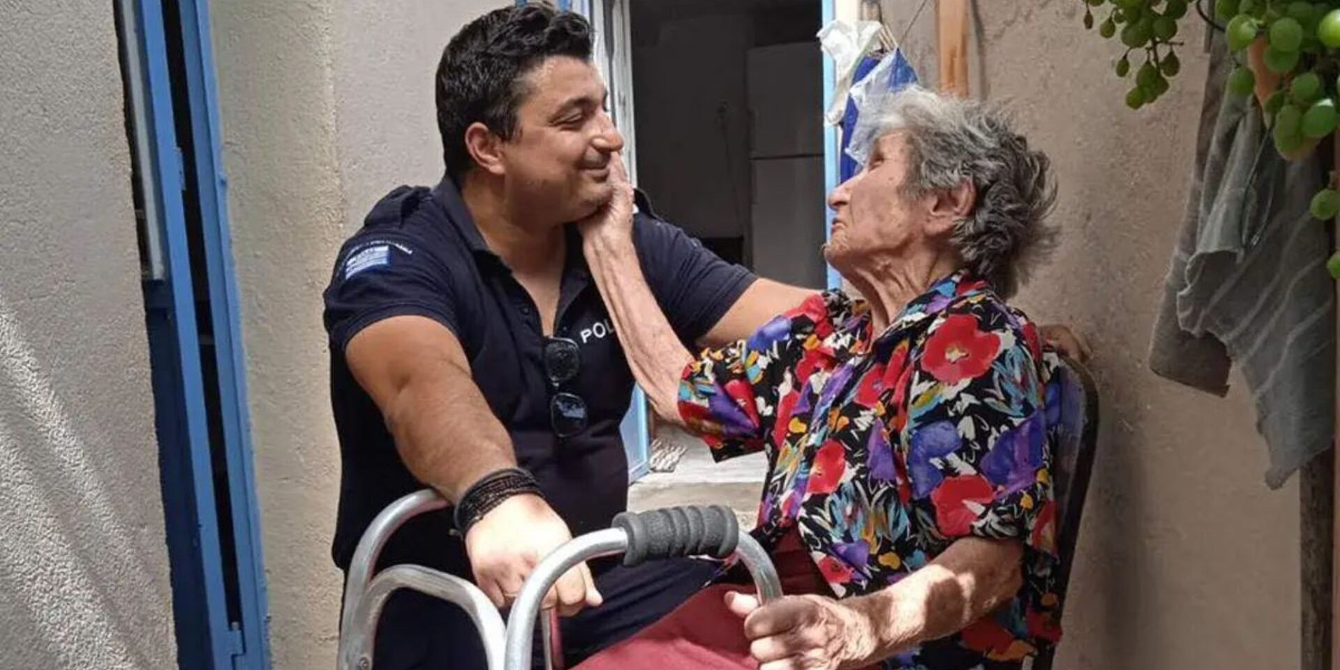 Αστυνομικός με μια γιαγιά