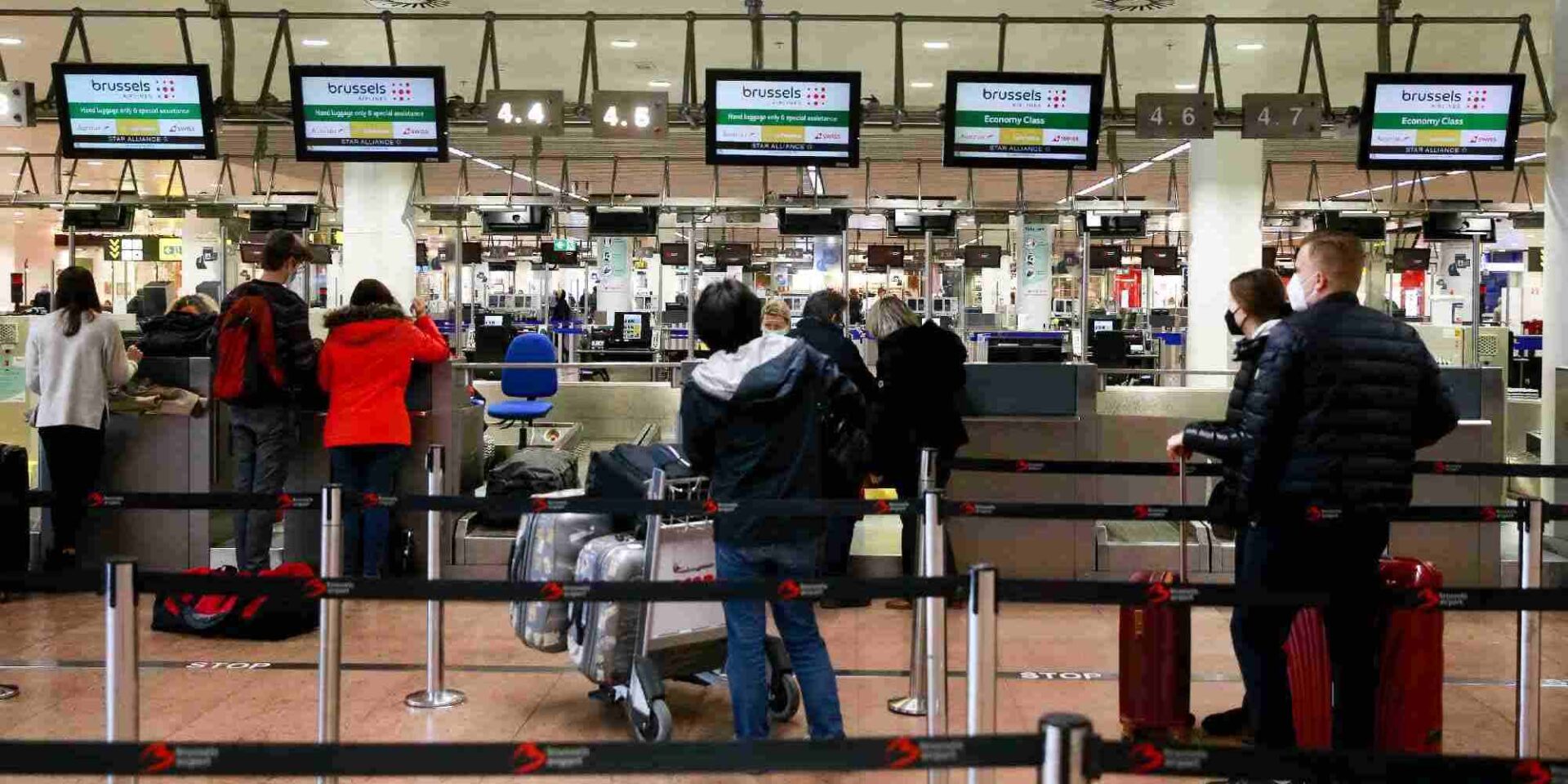 Επιβάτες κάνουν στο γκισέ της Brussels Airlines στο αεροδρόμιο των Βρυξελλών - Χριστούγεννα