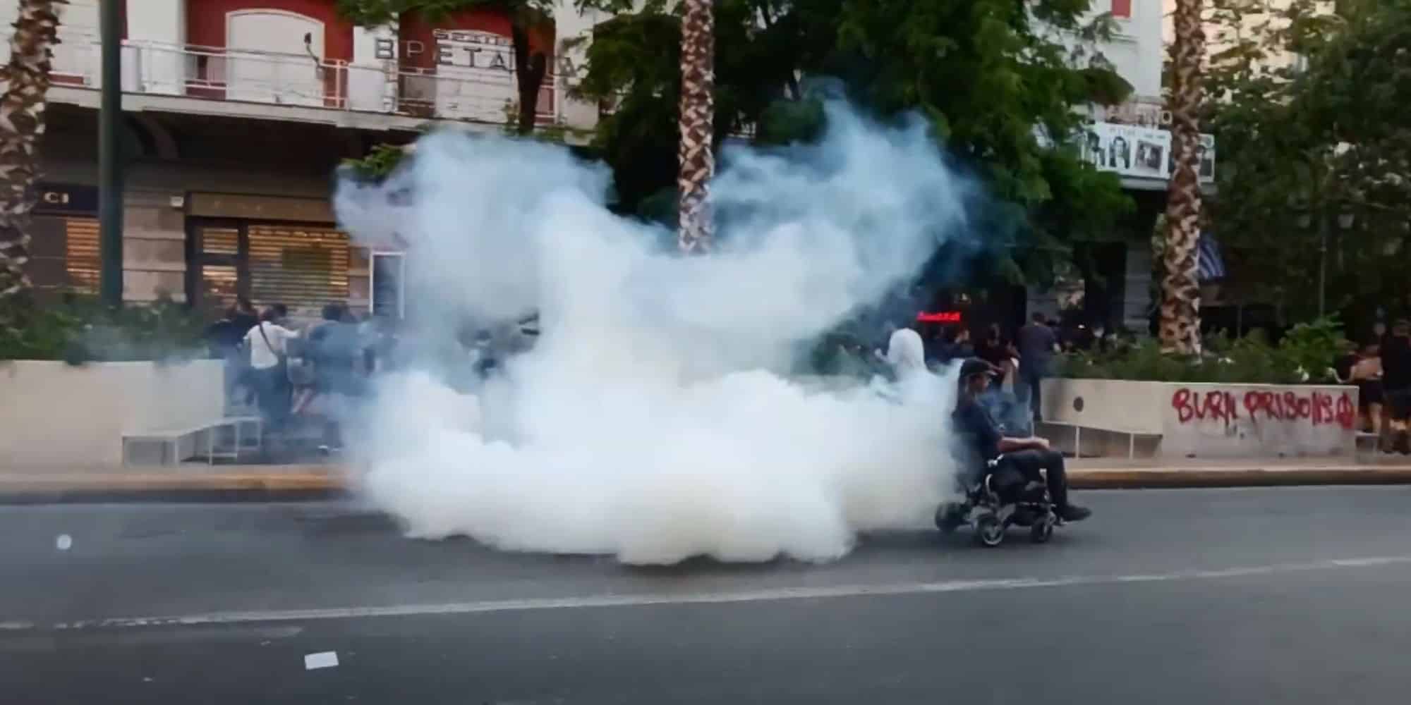 Η στιγμή που η Αστυνομία ρίχνει δακρυγόνο σε άτομο με αμαξίδιο