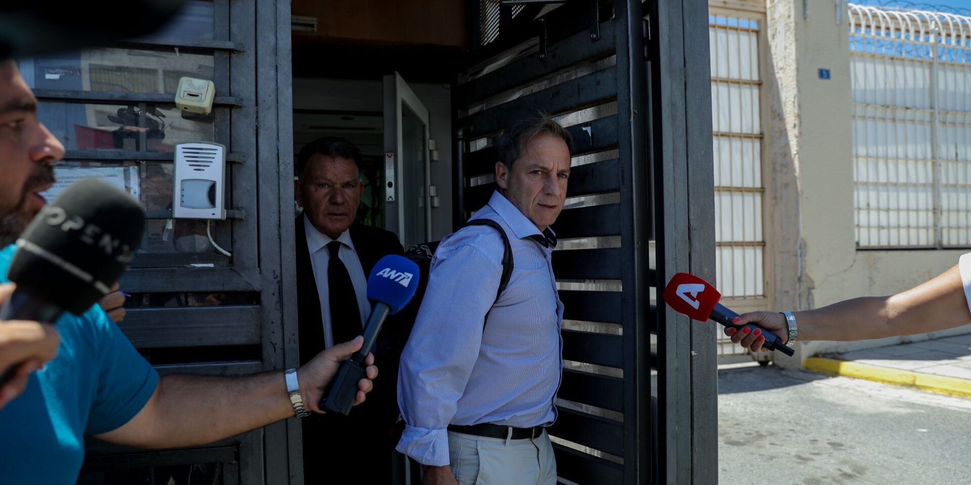 Ο Δημήτρης Λιγνάδης έξω από τις φυλακές