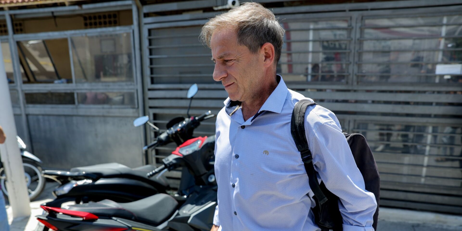 Ο Δημήτρης Λιγνάδης έξω από τις φυλακές