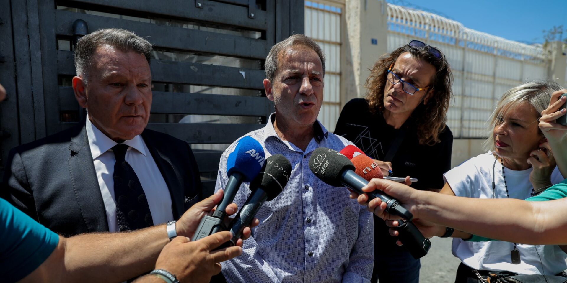 Ο Δημήτρης Λιγνάδης έξω από τις φυλακές