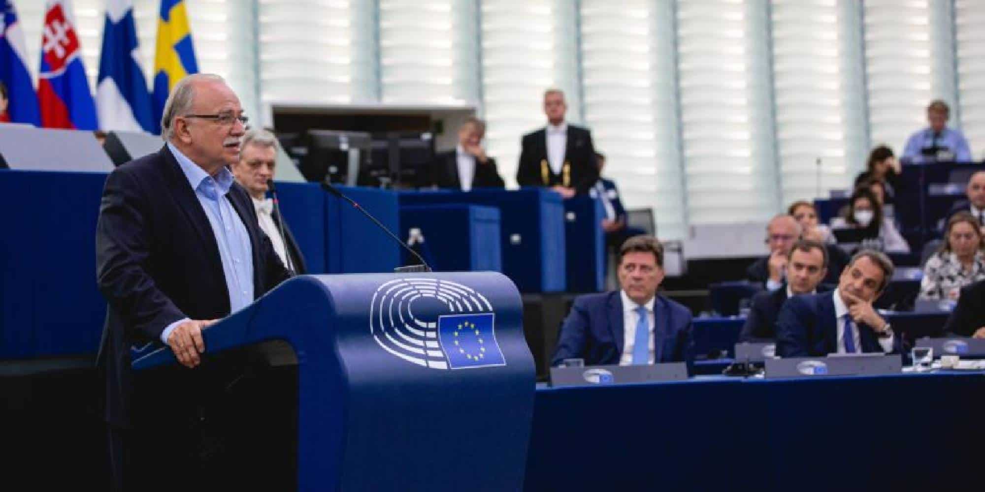 O ευρωβουλευτής του ΣΥΡΙΖΑ Δημήτρης Παπαδημούλης απευθύνεται στο Ευρωκοινοβούλιο στον πρωθυπουργό Κυριάκο Μητσοτάκη