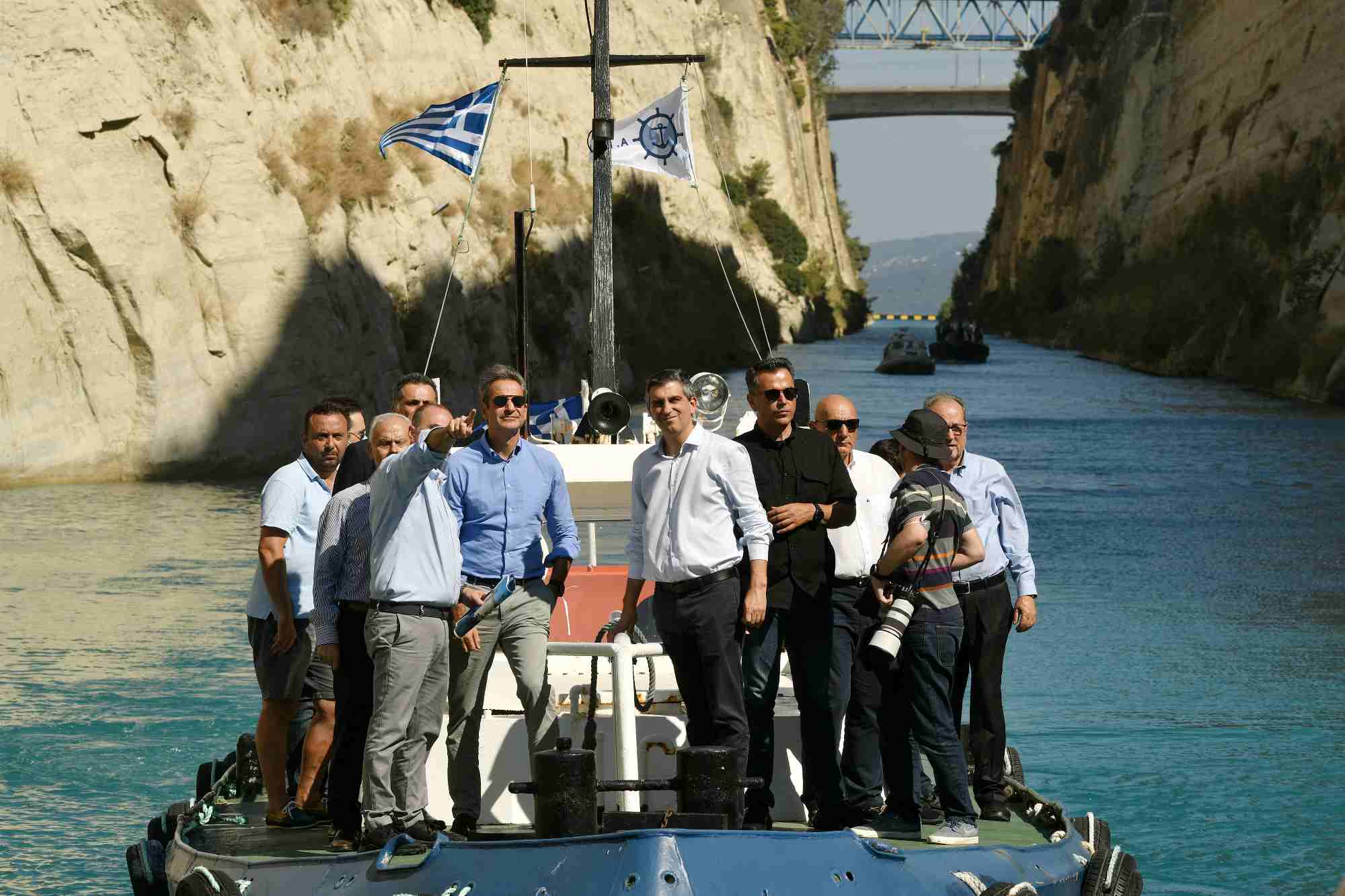 O πρωθυπουργός Κυριάκος Μητσοτάκης σε πλοιάριο στη διώρυγα της Κορίνθου