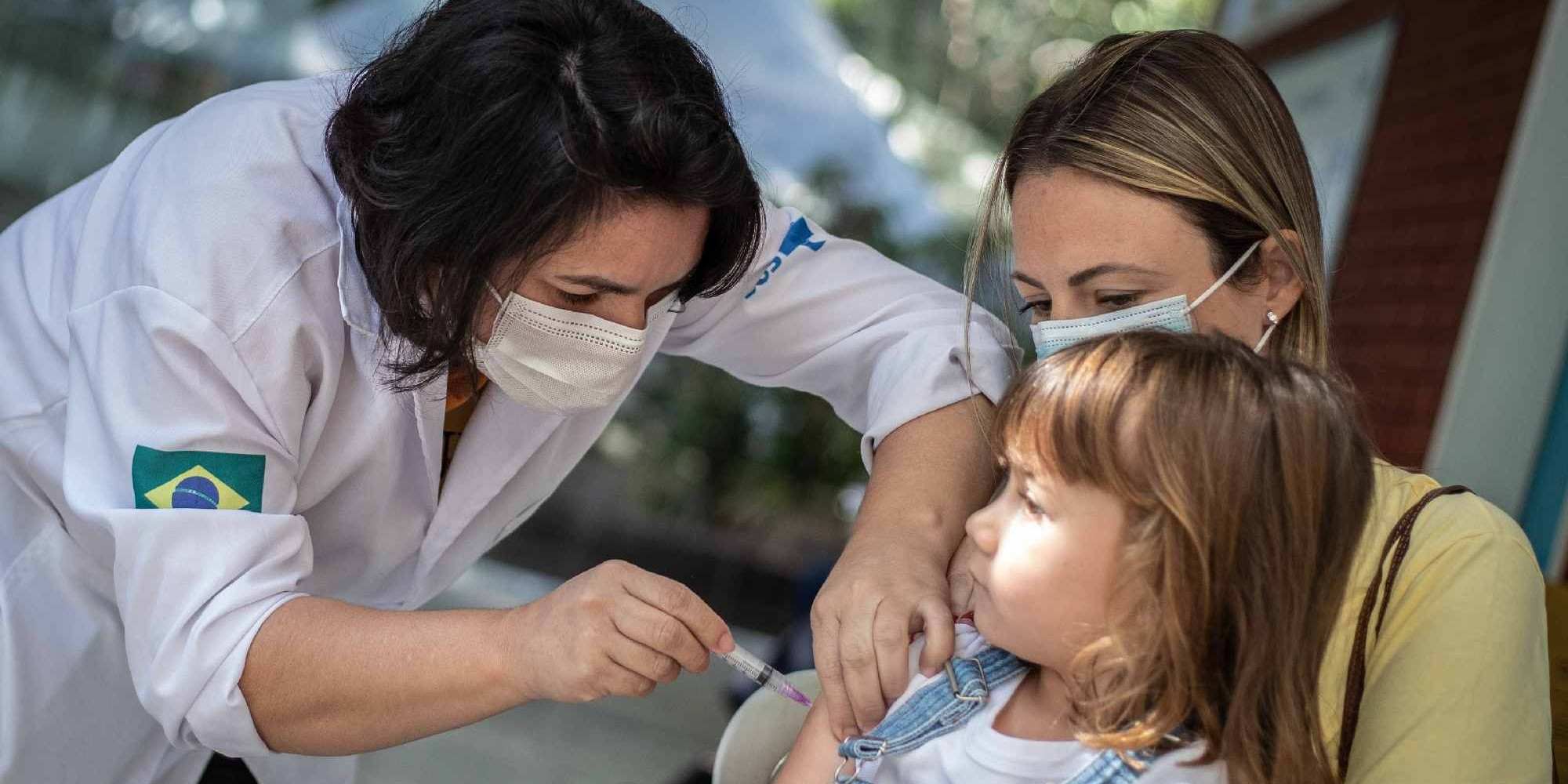 Νοσηλεύτρια εμβολιάζει παιδί