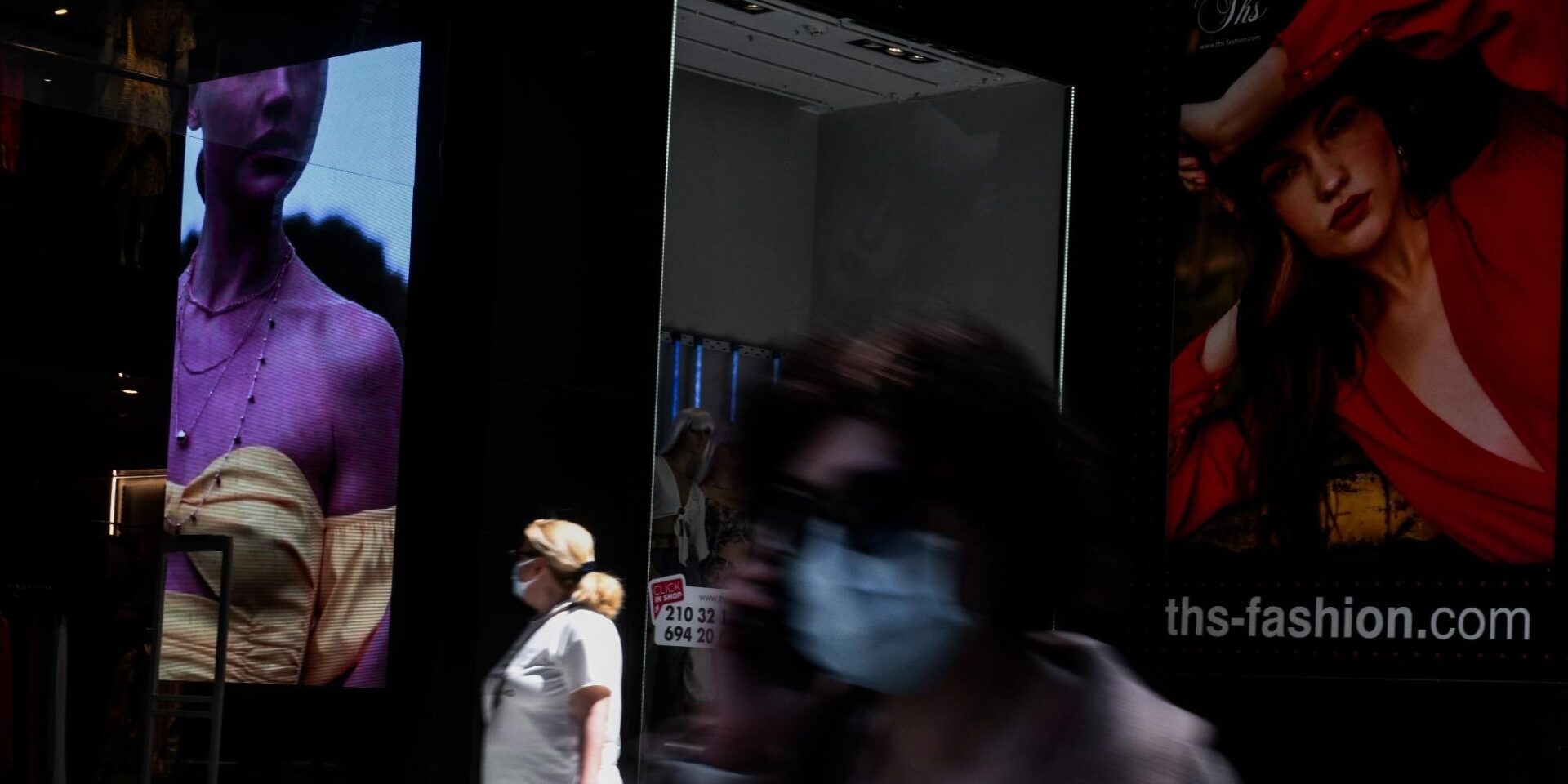 Γυναίκα κοιτάζει τις βιτρίνες σε κατάστημα στην Ερμού