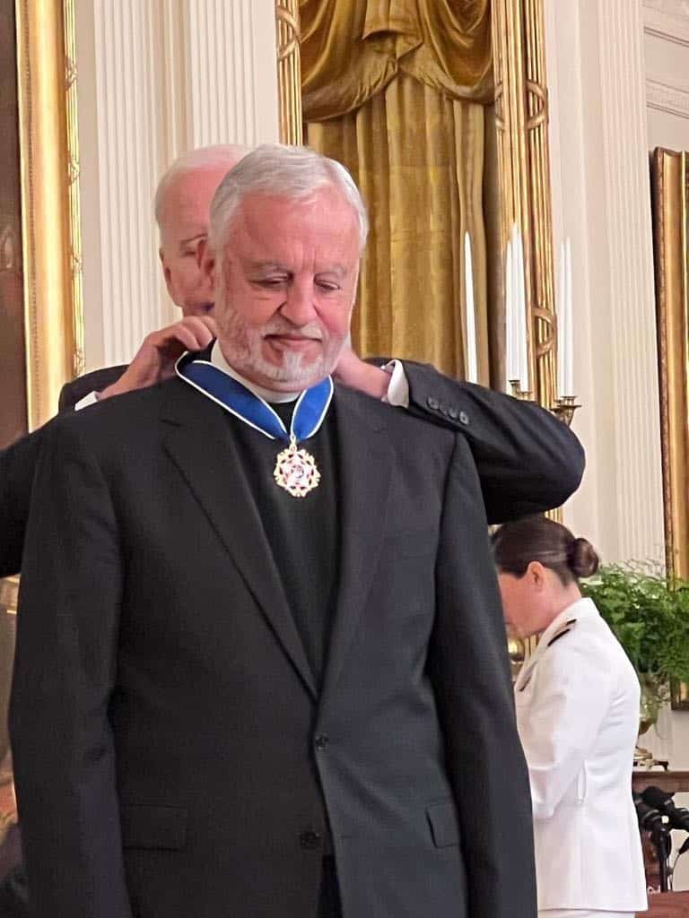 Ο Τζο Μπάιντεν τιμά με το Προεδρικό Μετάλλιο Ελευθερίας τον πάτερ Άλεξ Καρλούτσο
