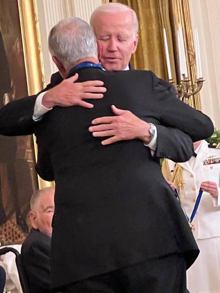 Ο Τζο Μπάιντεν τιμά με το Προεδρικό Μετάλλιο Ελευθερίας τον πάτερ Άλεξ Καρλούτσο