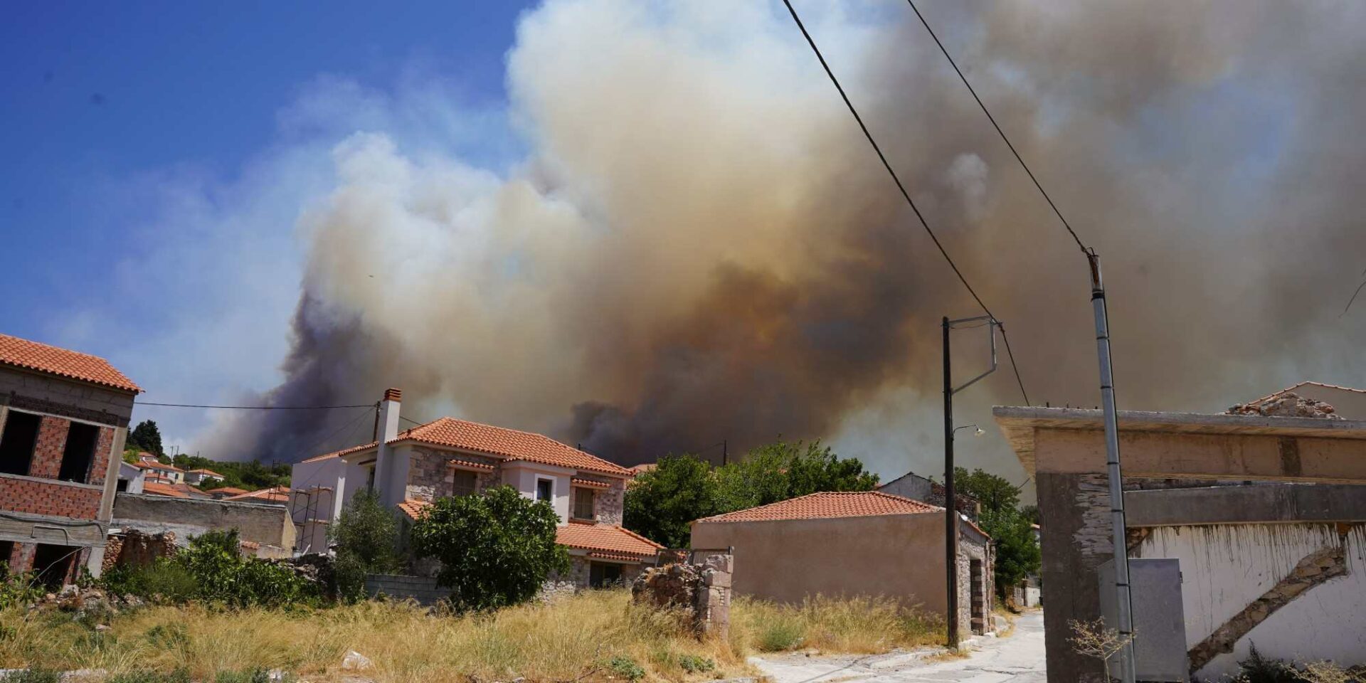 Πυκνοί καπνοί στην φωτιά της Λέσβου