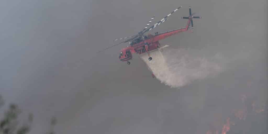 Ελικόπτερο ρίχνει νερό στη φωτιά στην Ηλεία