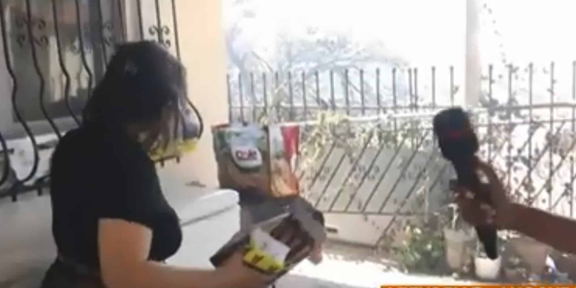 Γυναίκα προσφέρει παγωτό σε ρεπόρτερ