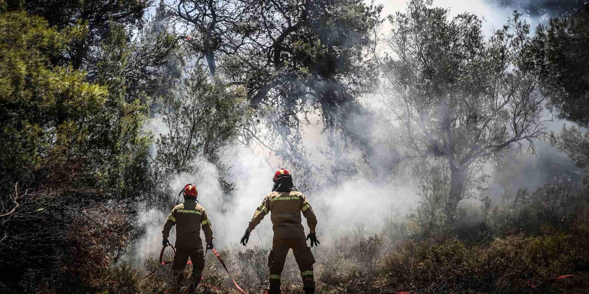 Πυροσβέστες στη μάχη της φωτιάς