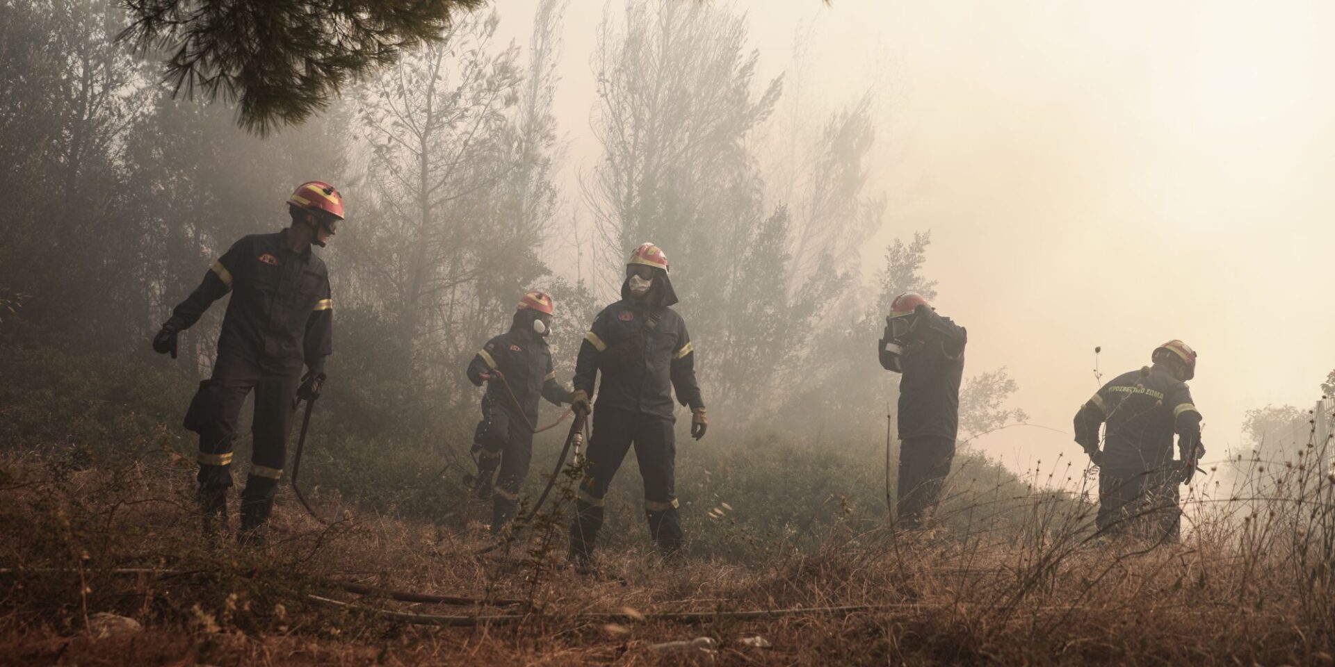 Πυροσβέστες στη φωτιά στην Πεντέλη