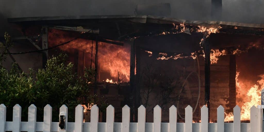Φλόγες σε σπίτι από τη φωτιά στην Πεντέλη