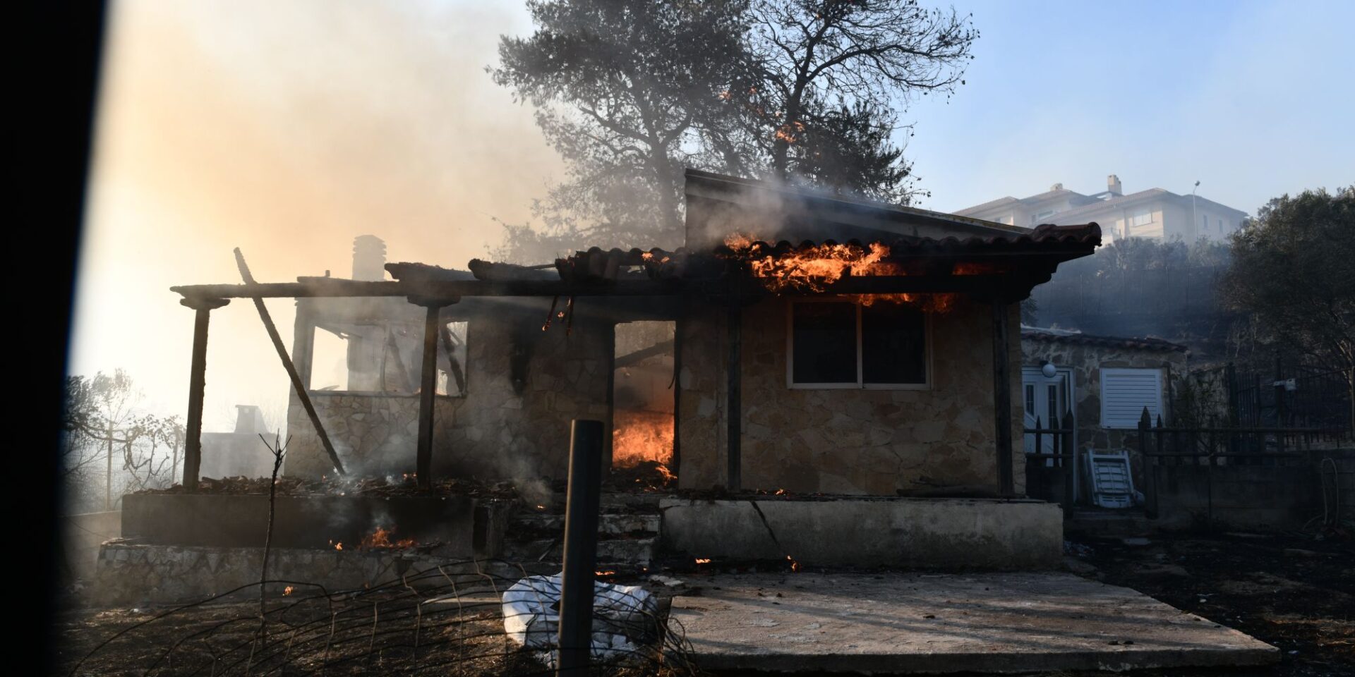 Φλόγες σε σπίτι από τη φωτιά στην Πεντέλη