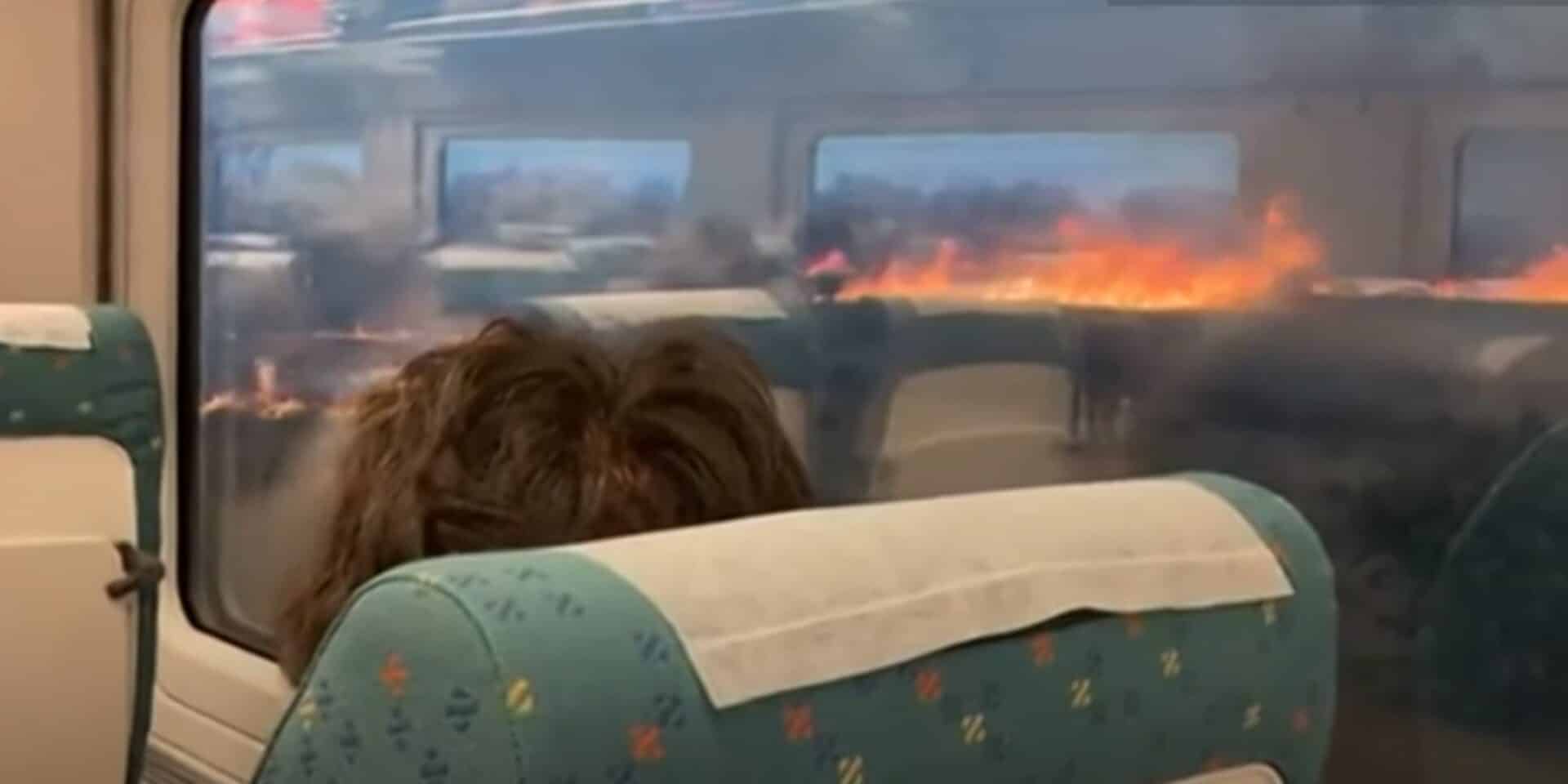 Εικόνα μέσα από τρένο με τη φωτιά έξω από αυτό